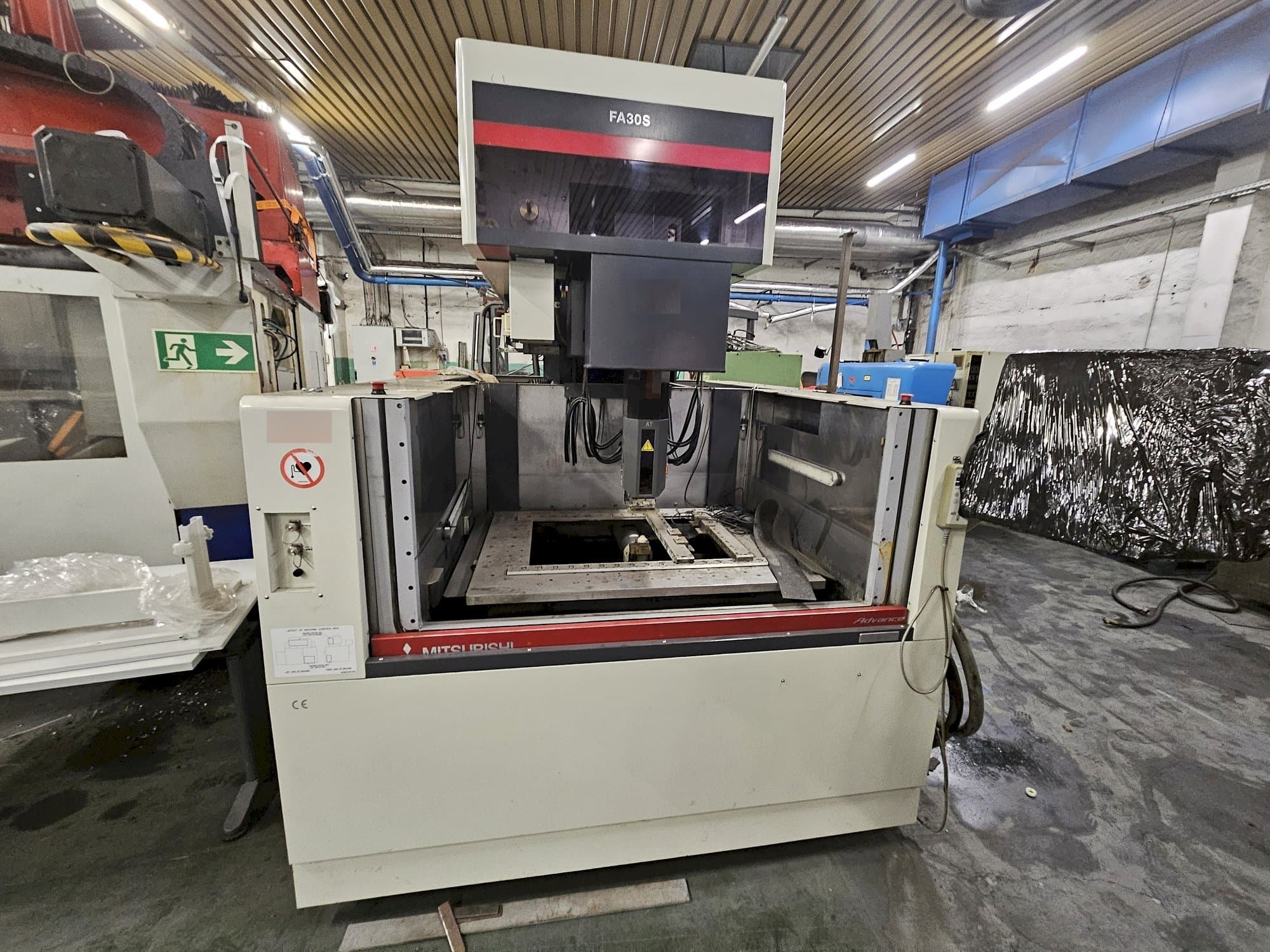 Vooraanzicht van Mitsubishi FA30VM machine