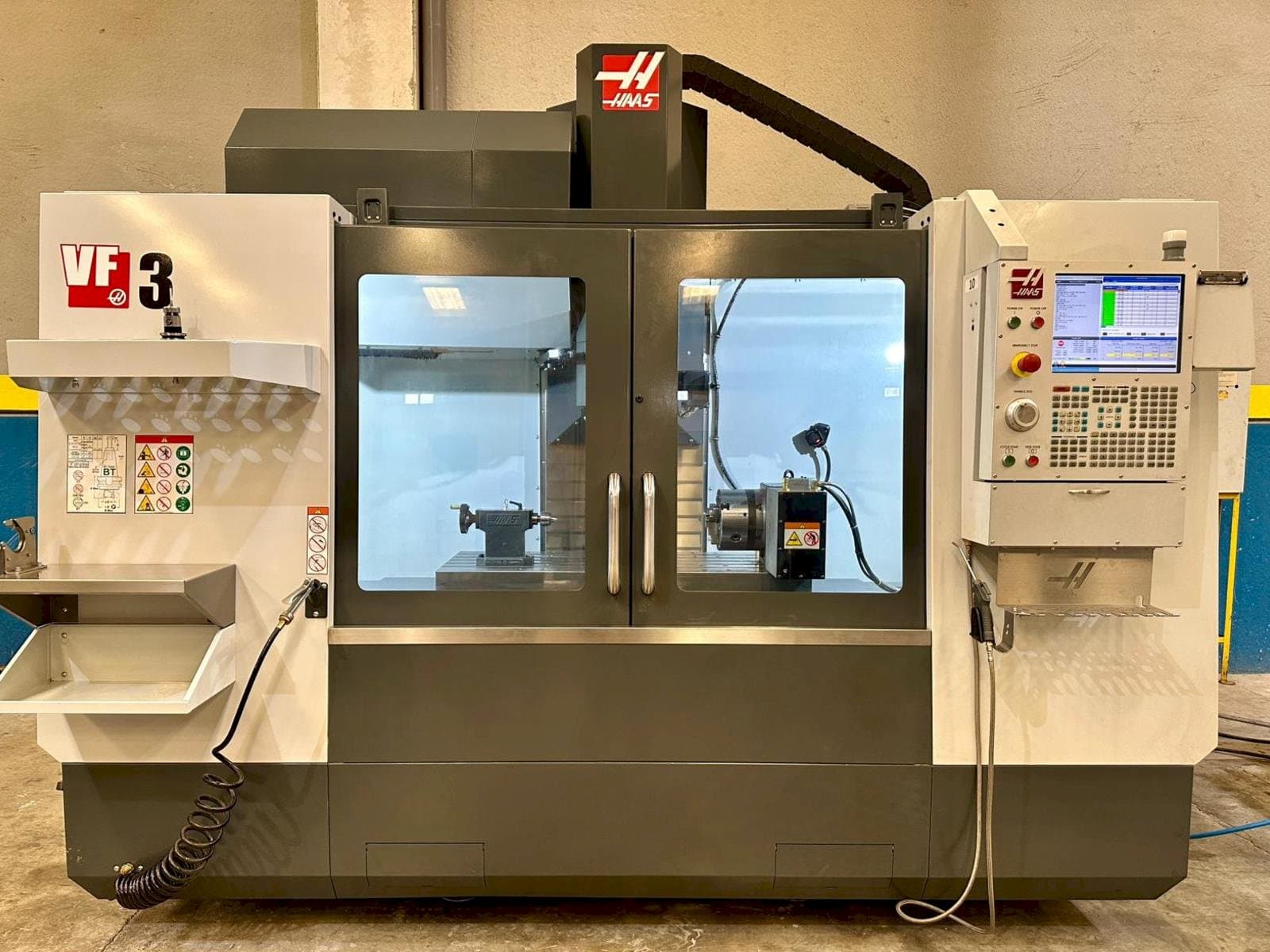 Vooraanzicht van HAAS VF-3 machine