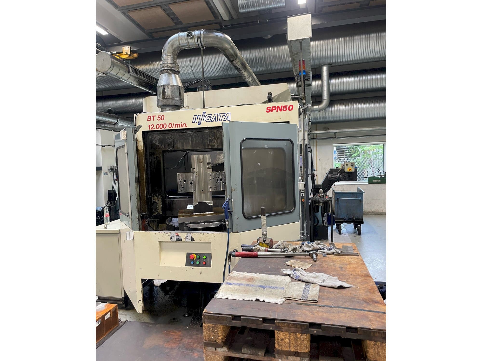 Vooraanzicht van Niigata SPN 50 machine