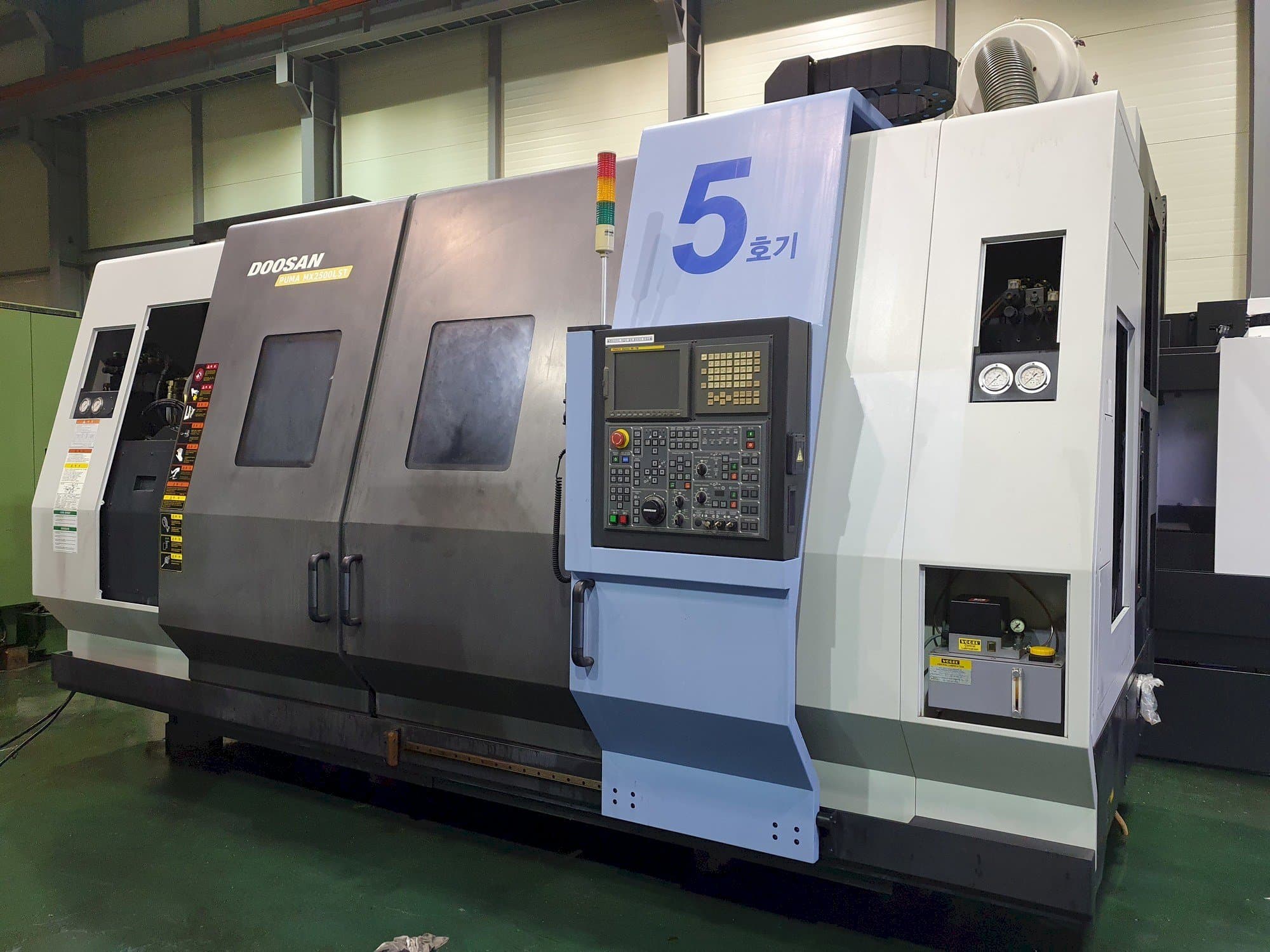 Vooraanzicht van Doosan Puma MX2500LST machine
