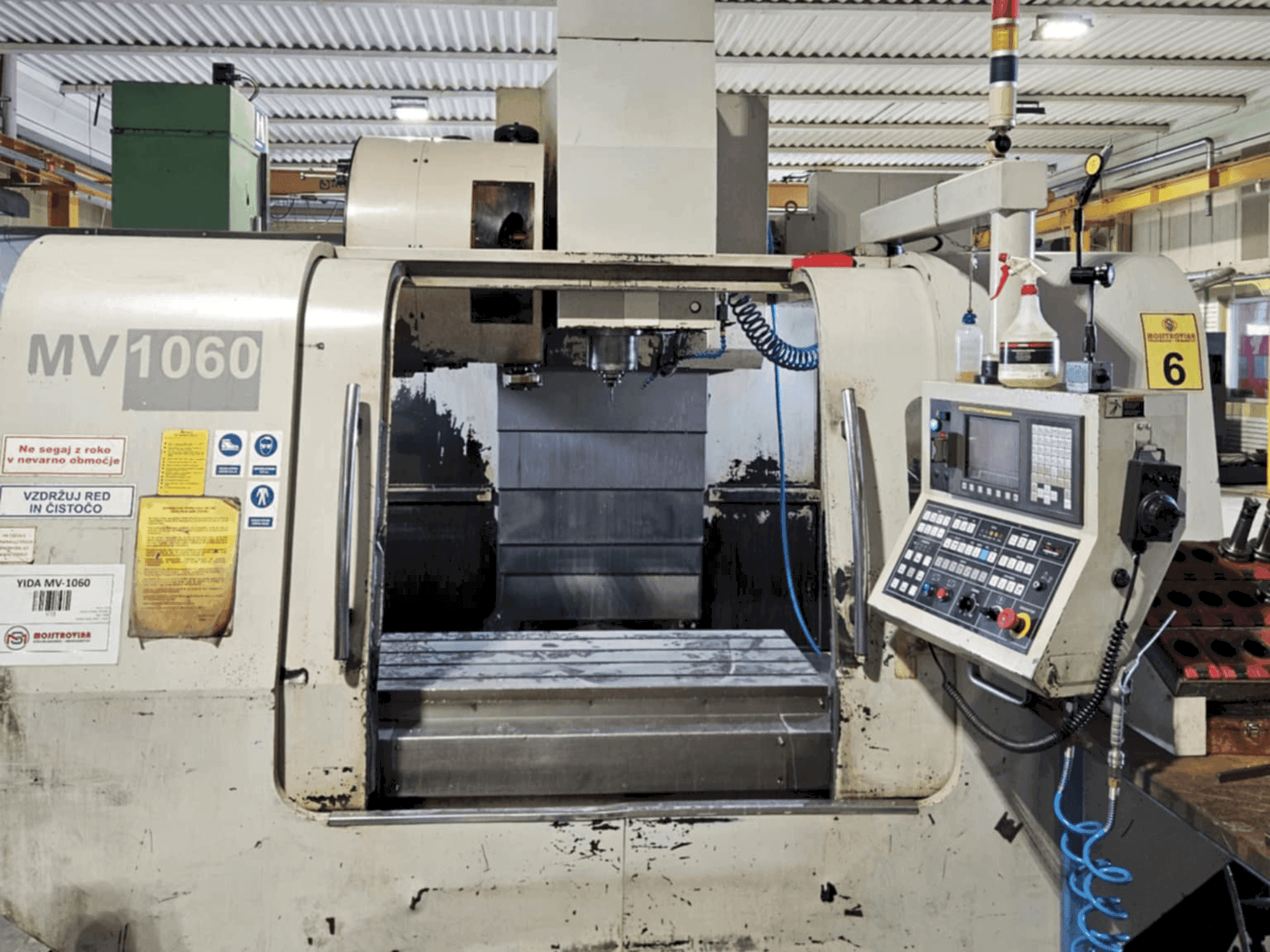 Vooraanzicht van Yida MV-1060 machine