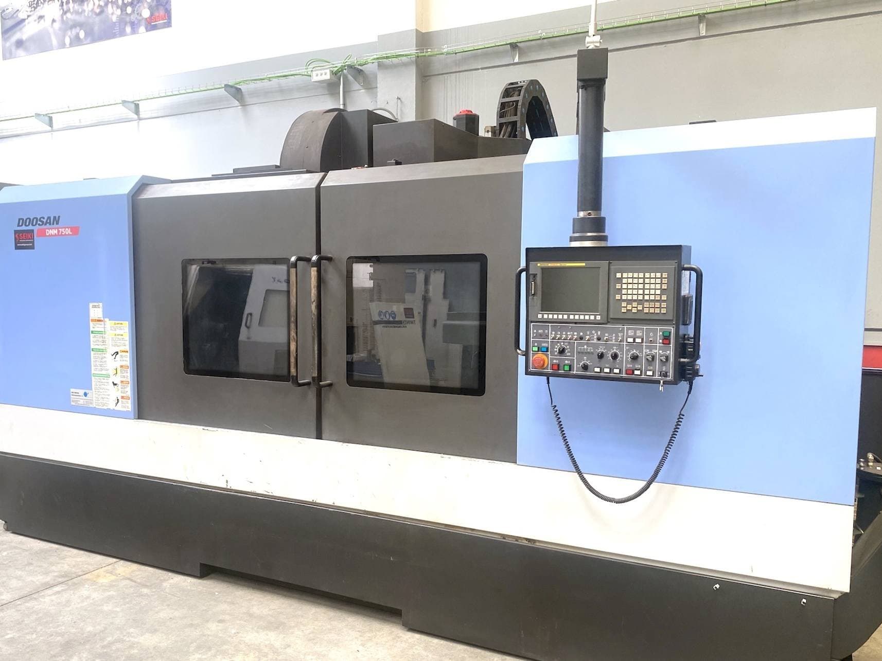 Vooraanzicht van Doosan DNM 750L machine
