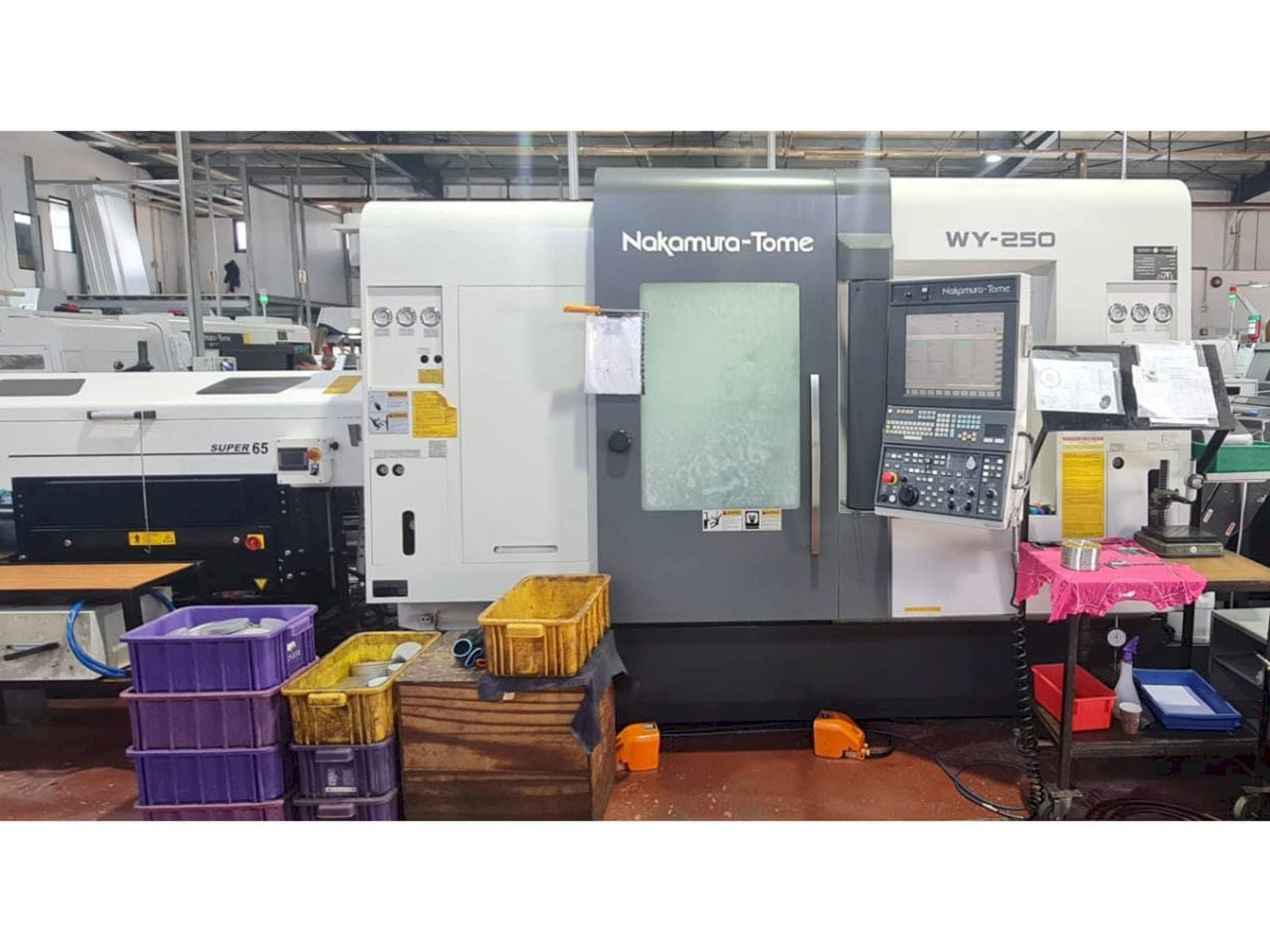 Vooraanzicht van NAKAMURA-TOME WY 250 machine