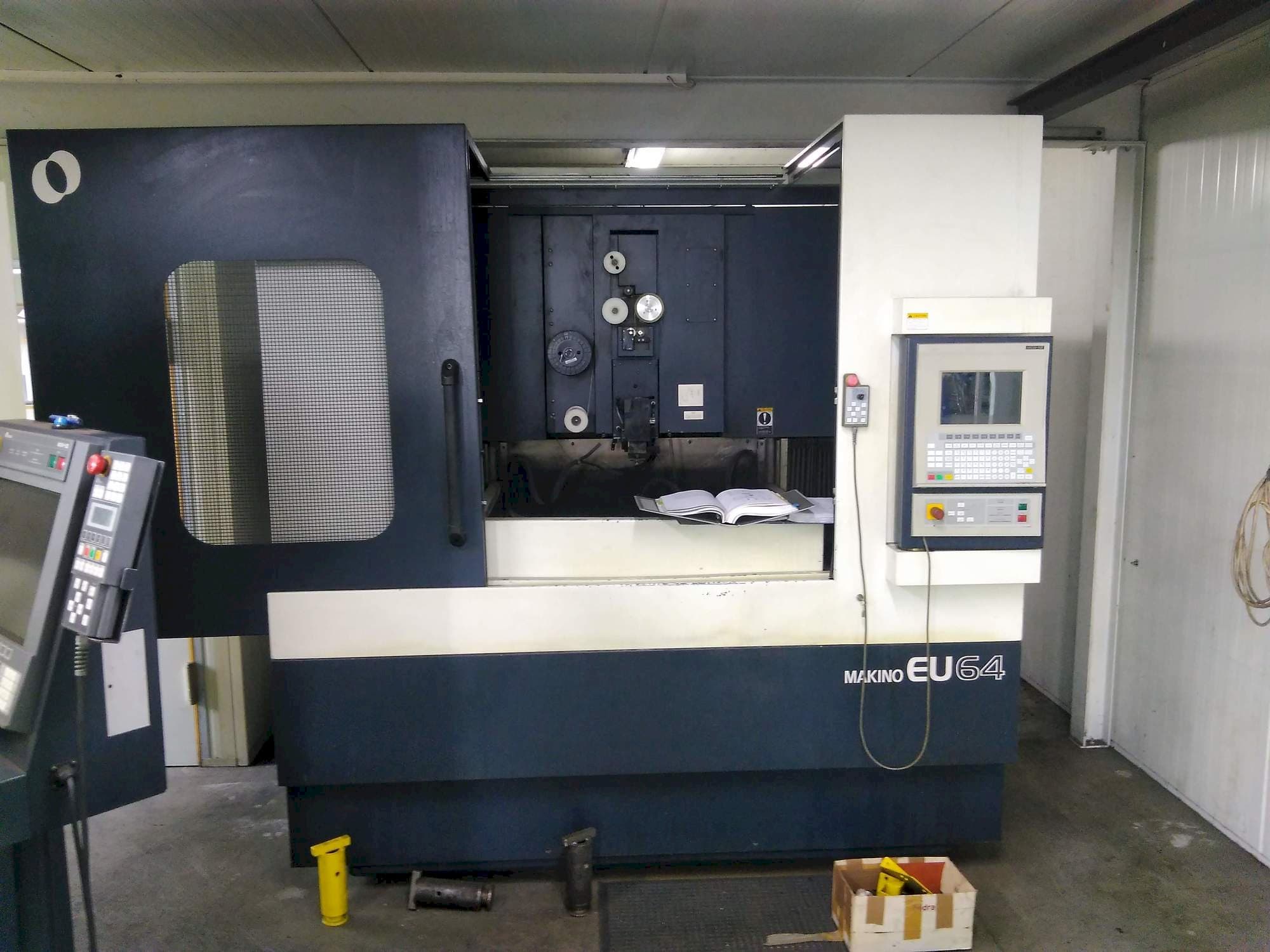 Vooraanzicht van Makino EU64 machine