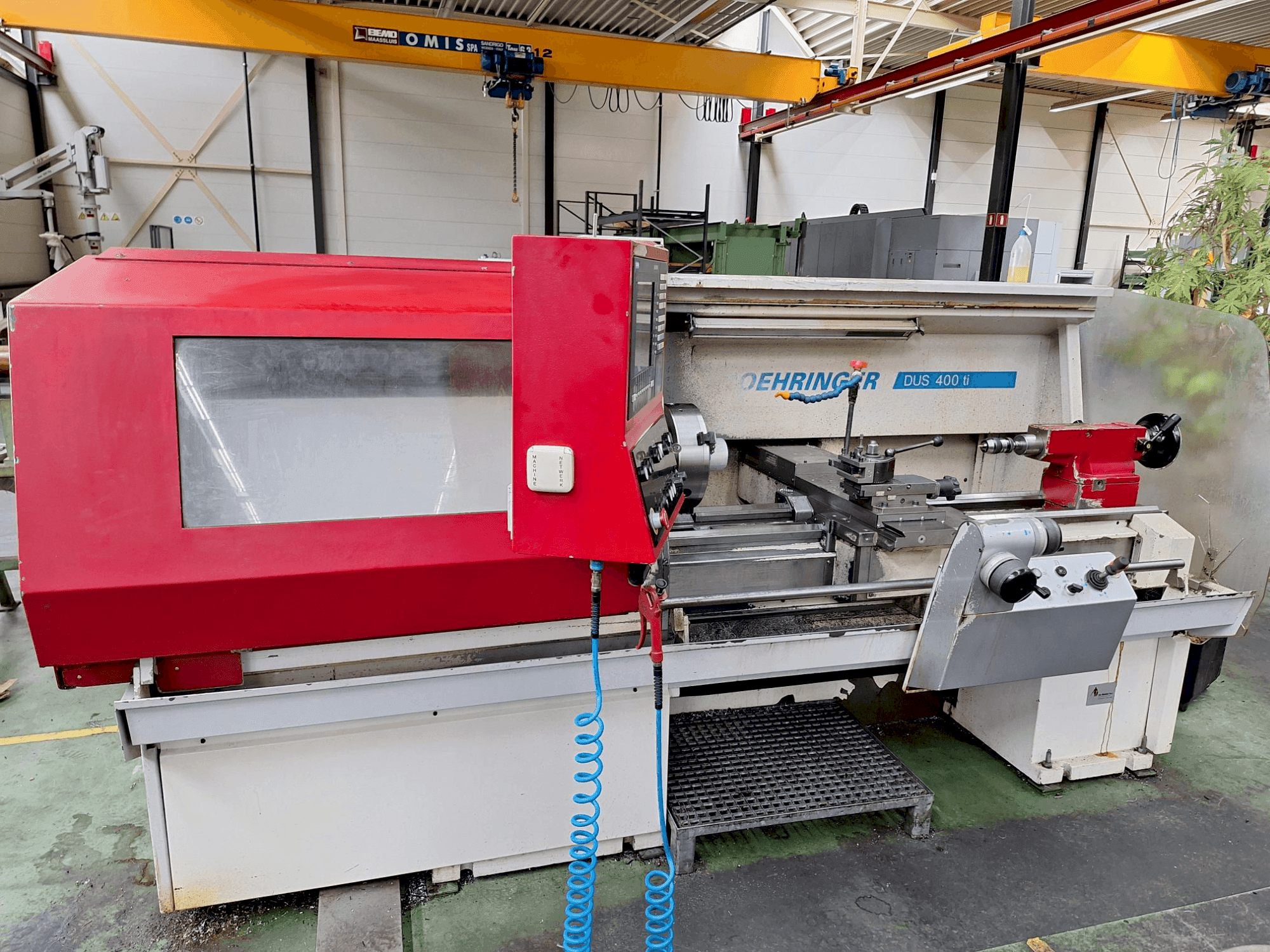 Vooraanzicht van BOEHRINGER DUS 400 ti machine