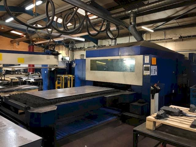 Vooraanzicht van Trumpf Traumatic L 3050 machine