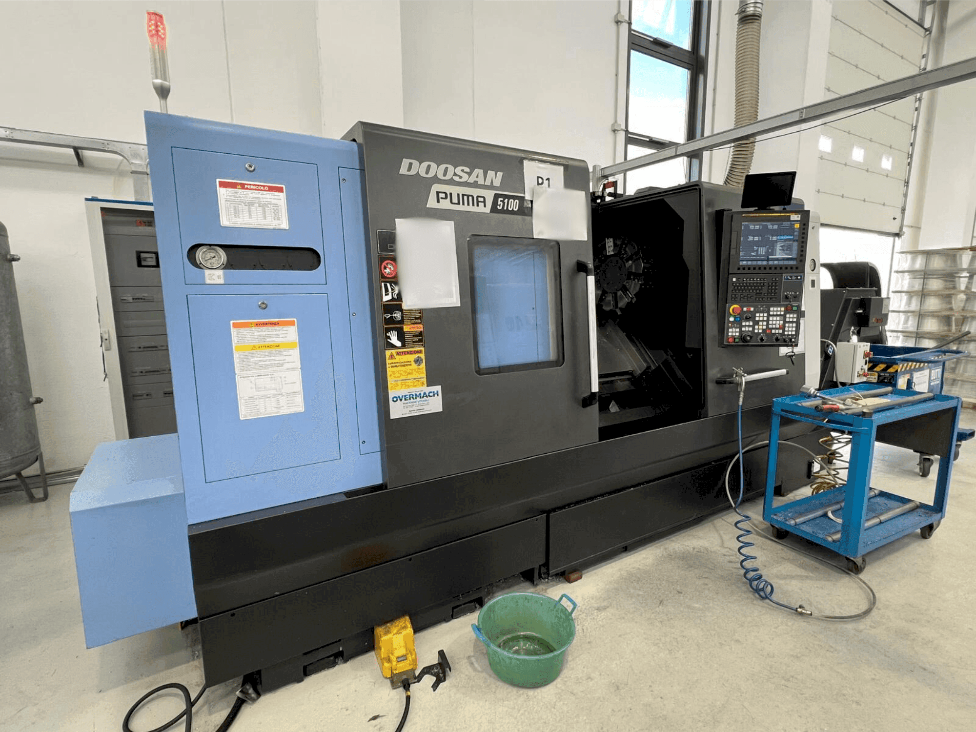 Vooraanzicht van DOOSAN Puma 5100B machine