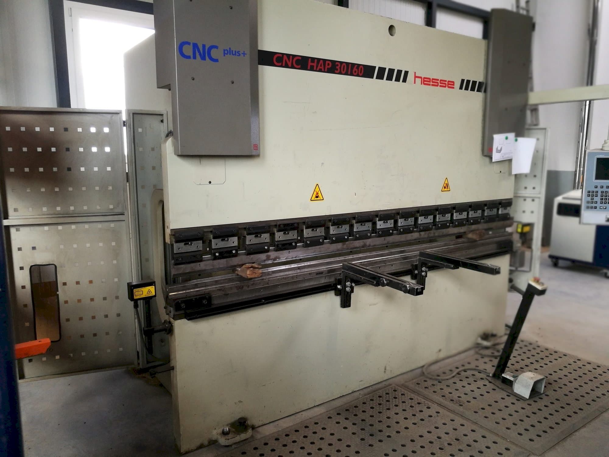 Vooraanzicht van Hesse CNC HAP 30160 machine