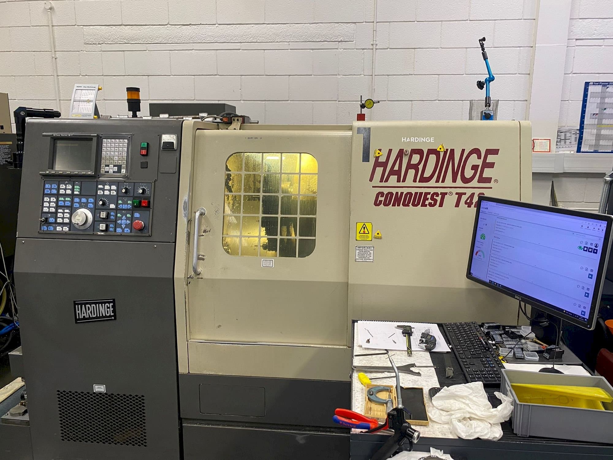 Vooraanzicht van HARDINGE Conquest T42 machine