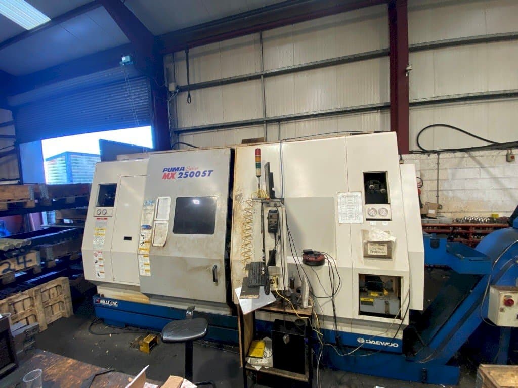 Vooraanzicht van DAEWOO PUMA MX2500ST machine