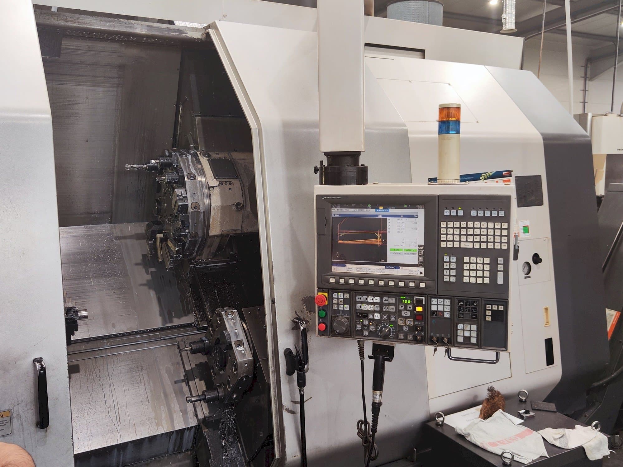 Vooraanzicht van Okuma LU 300 MY machine