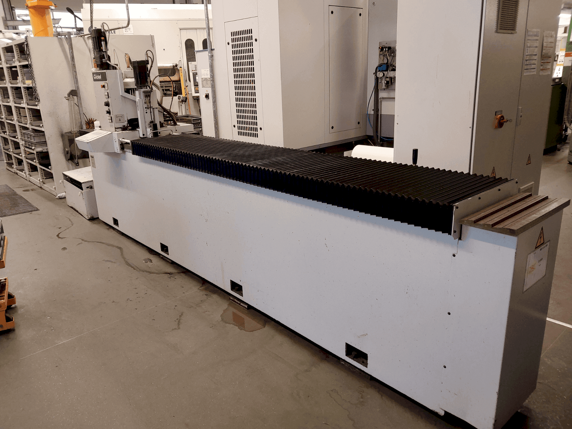 Vooraanzicht van GÖCKEL G50 elTrob machine