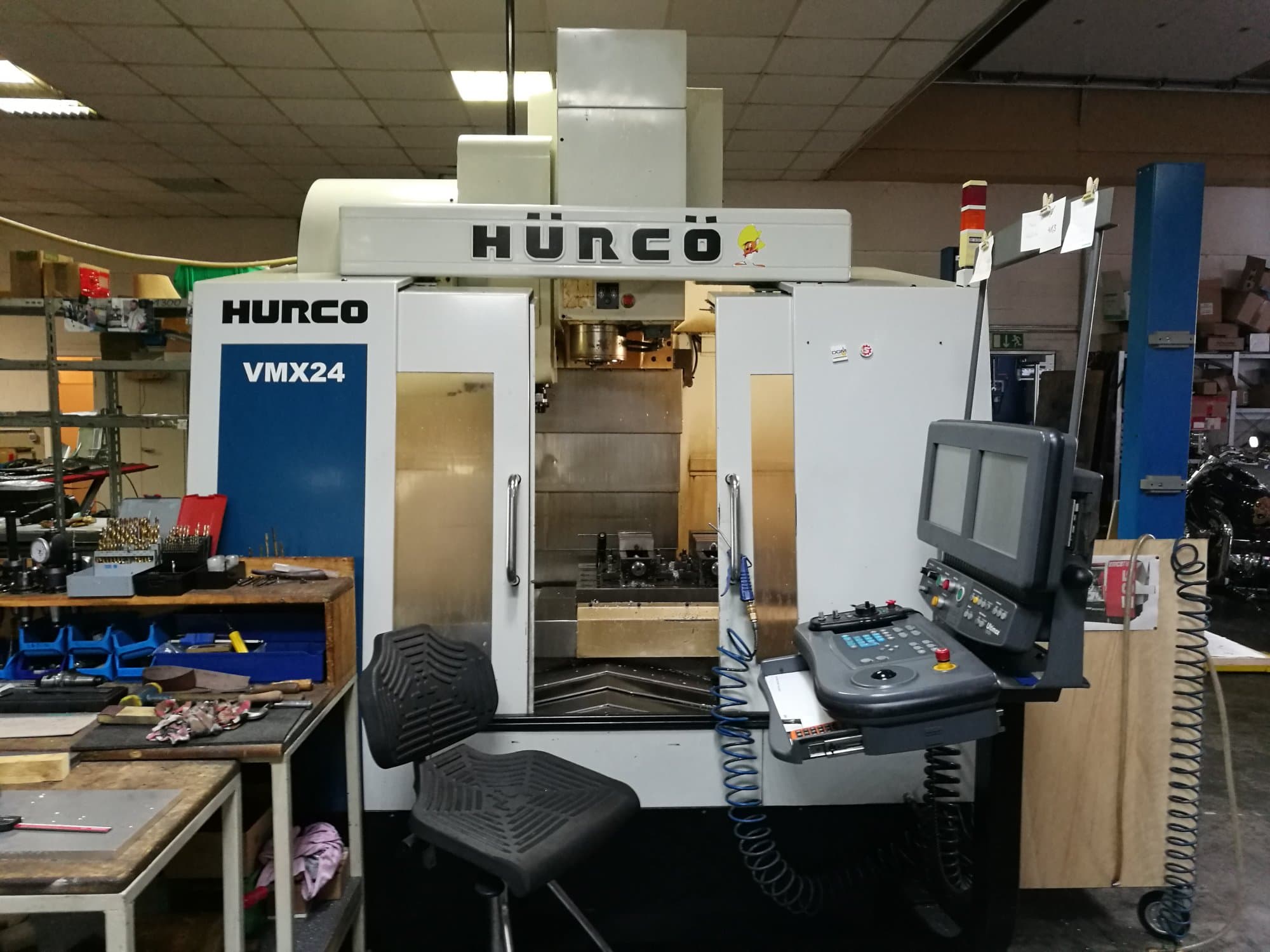 Vooraanzicht van Hurco VMX24 machine