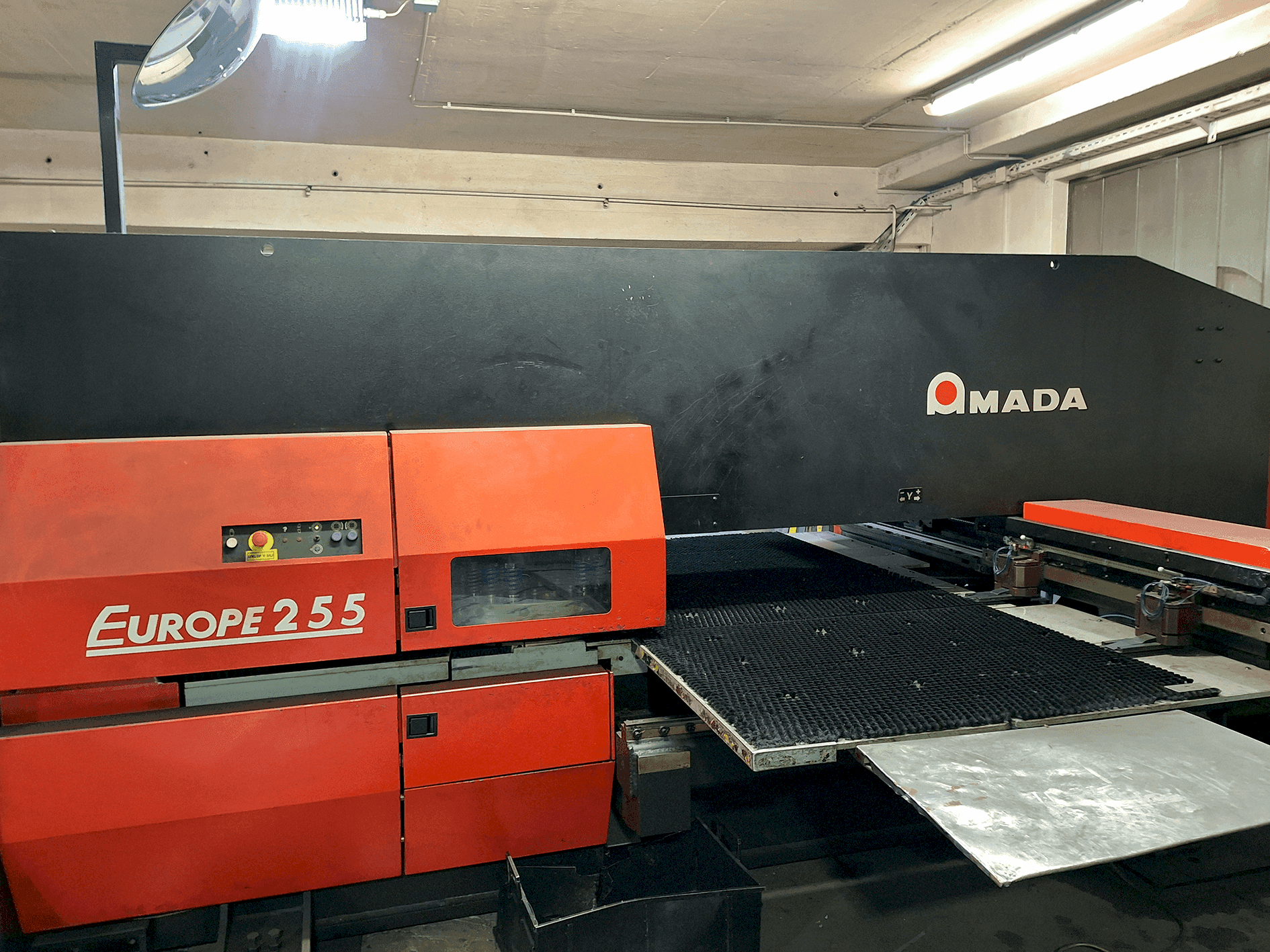 Vooraanzicht van AMADA EUROPE 255 CNC machine