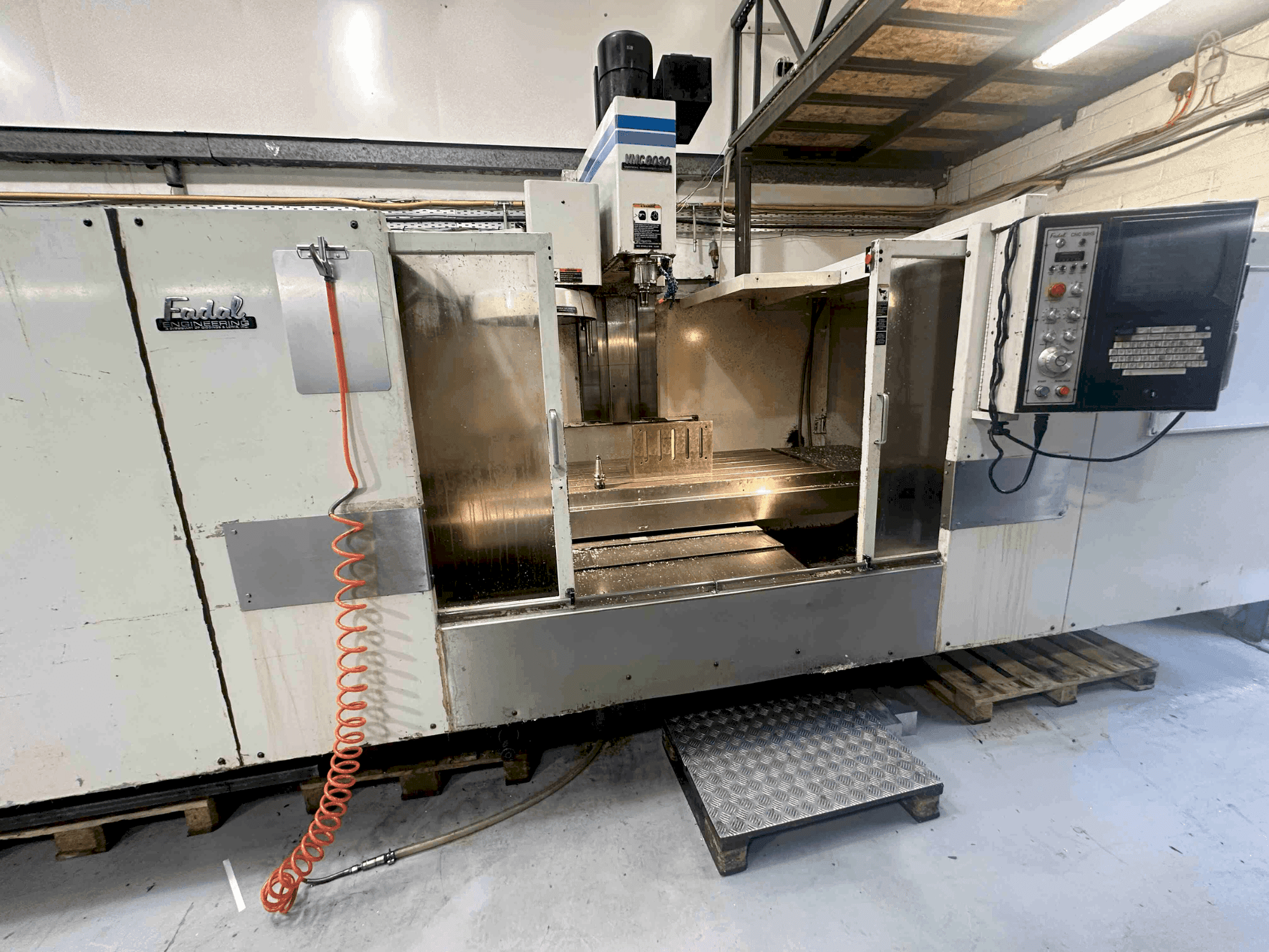 Vooraanzicht van FADAL VMC8030HT machine