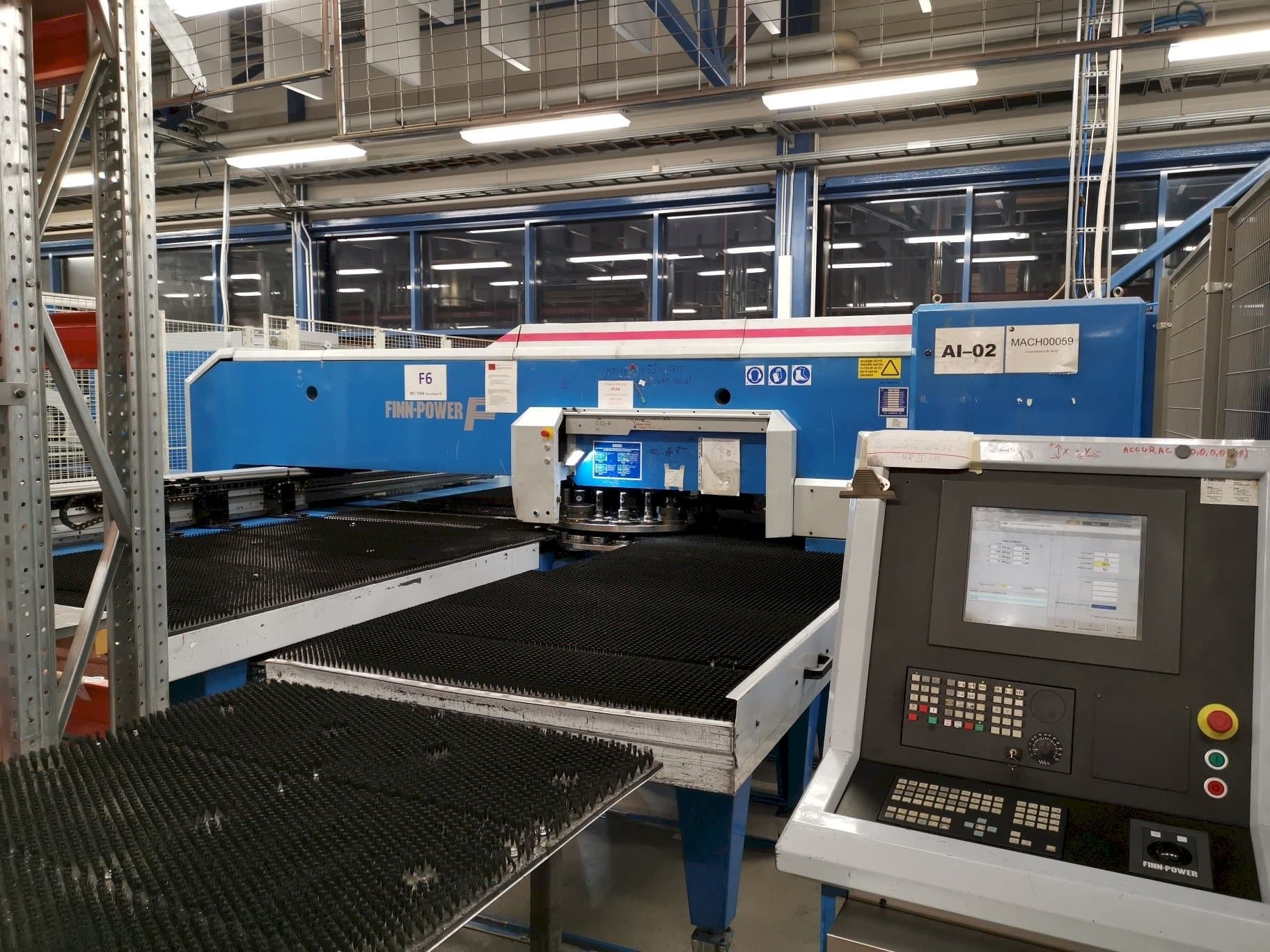 Vooraanzicht van Finn-Power F6SU machine