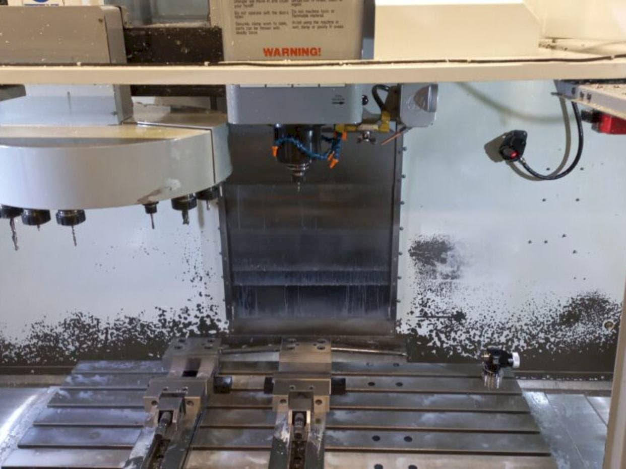 Vooraanzicht van HAAS VF-4 DHE machine