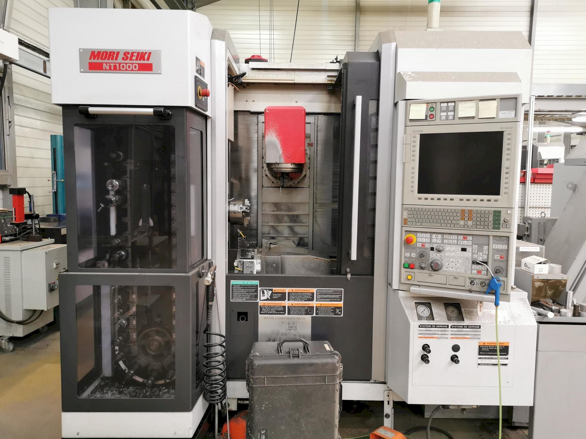 Vooraanzicht van MORI SEIKI NT 1000 machine