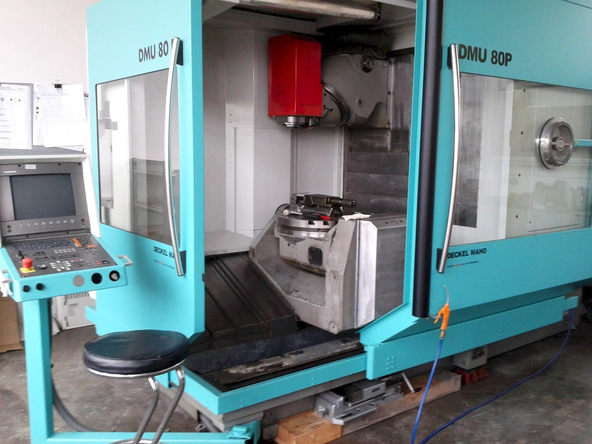 Vooraanzicht  van DECKEL MAHO DMU 80P  machine