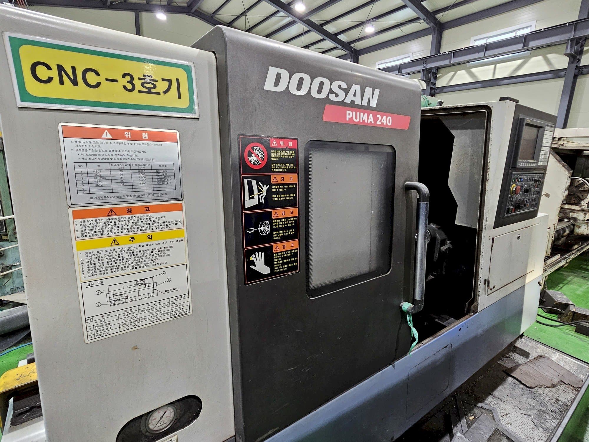 Vooraanzicht van Doosan Puma 240 machine
