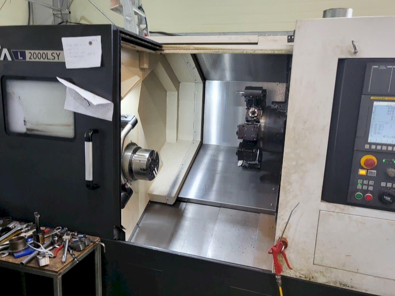 Vooraanzicht van Hyundai Wia L2000LSY machine