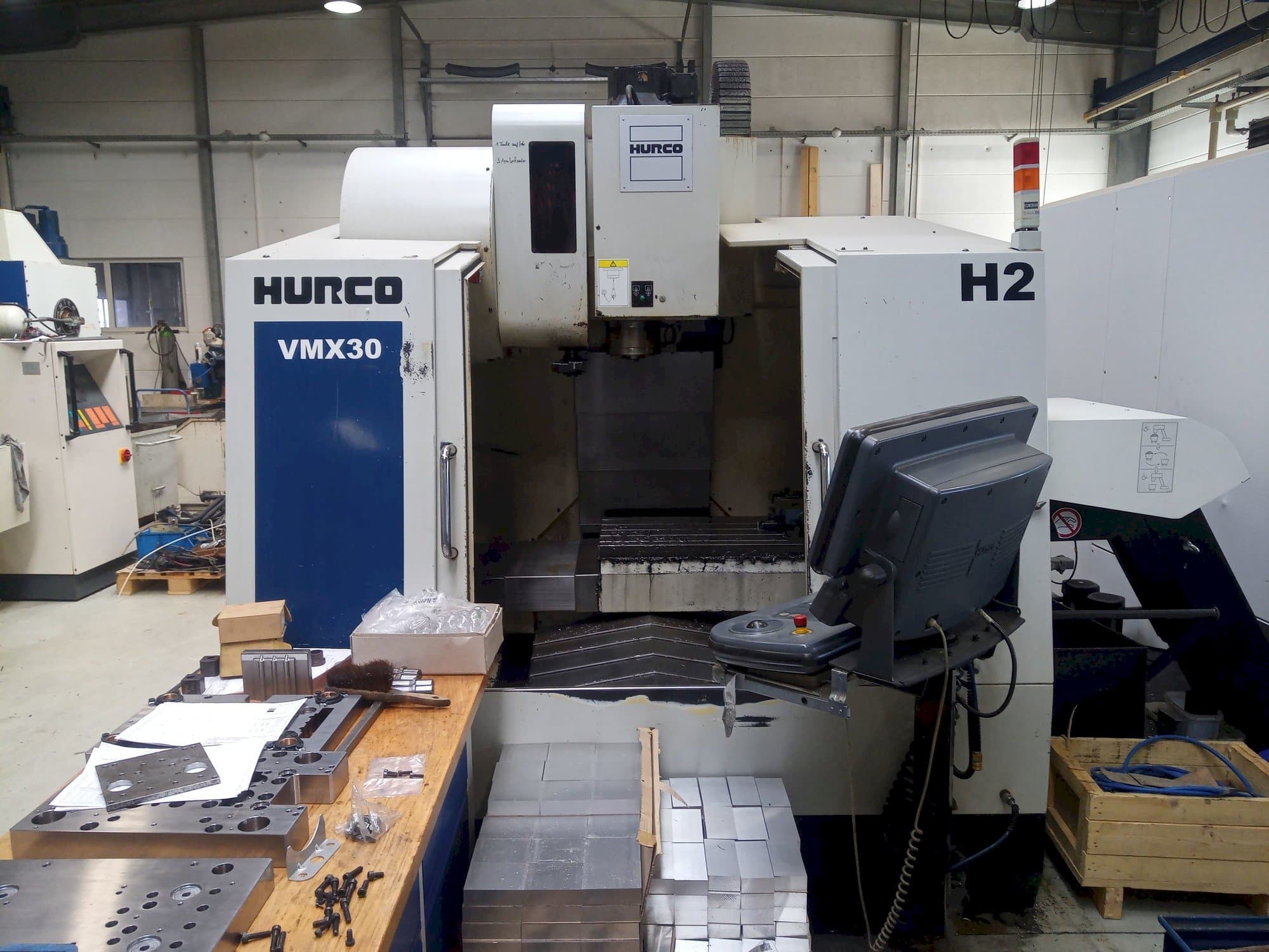 Vooraanzicht van Hurco VMX30 machine
