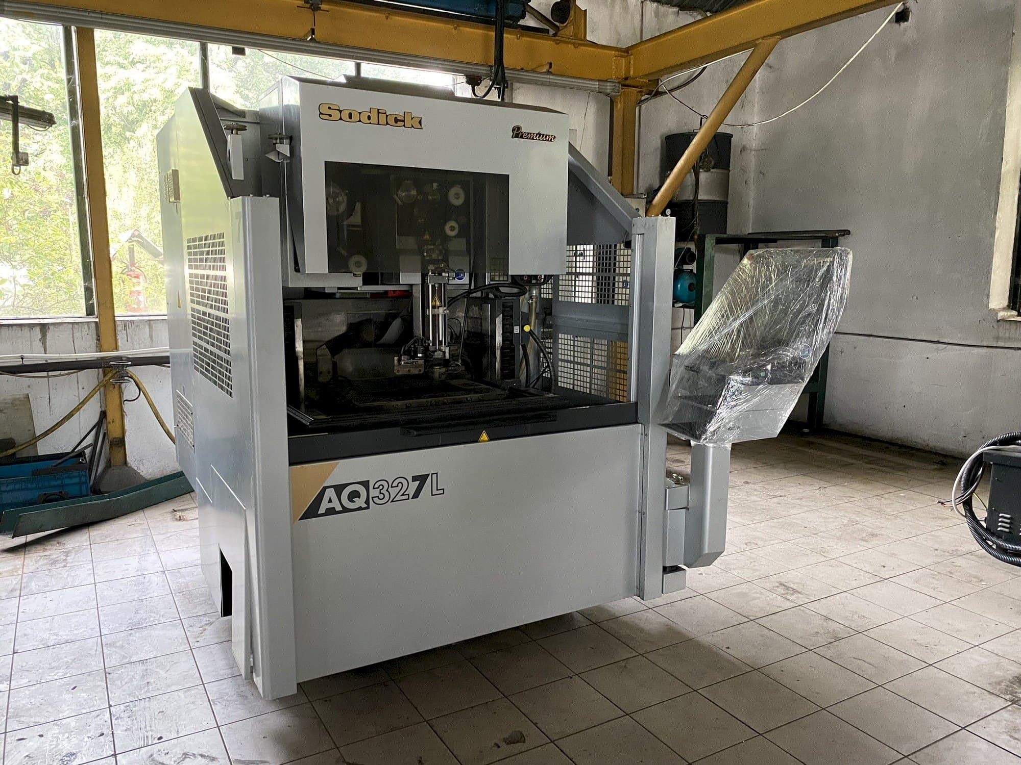 Vooraanzicht  van Sodick AQ327L  machine