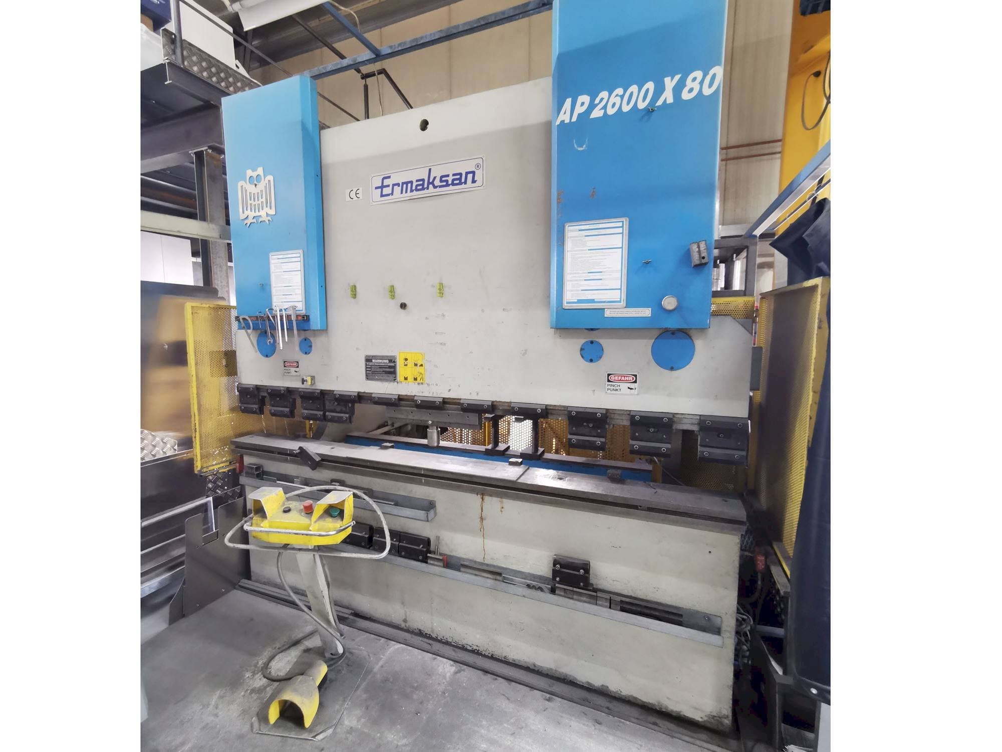 Vooraanzicht van ERMAKSAN AP 2600 - 80 machine