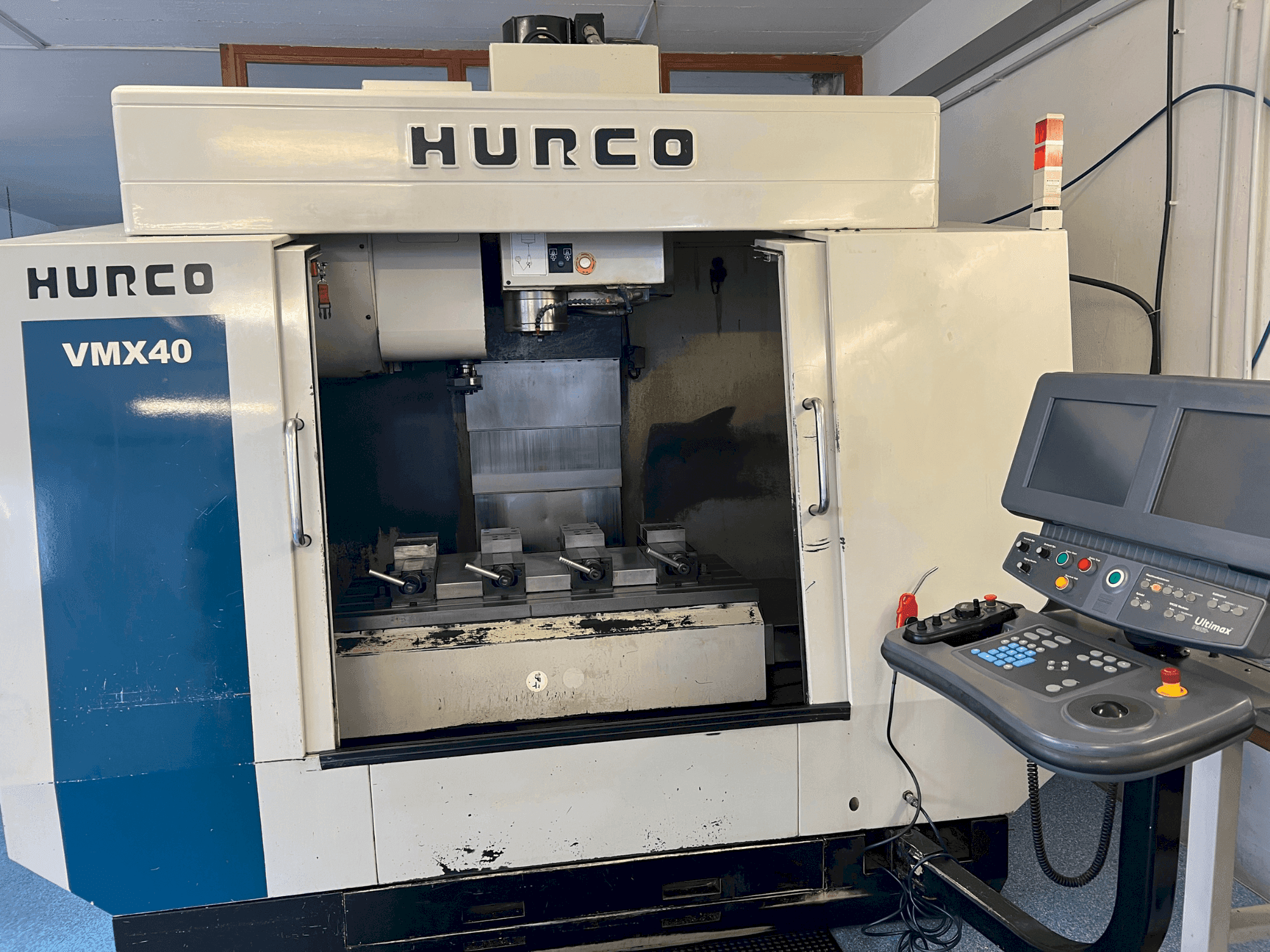 Vooraanzicht van Hurco VMX40 machine