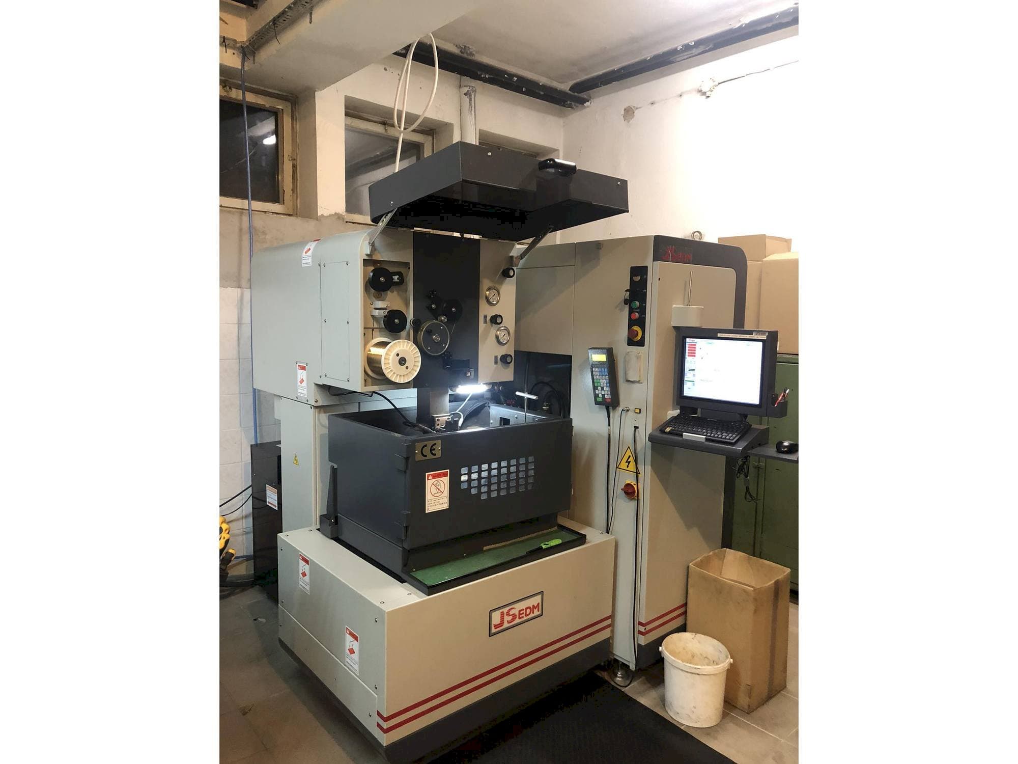 Vooraanzicht van JS EDM Wi-200s machine