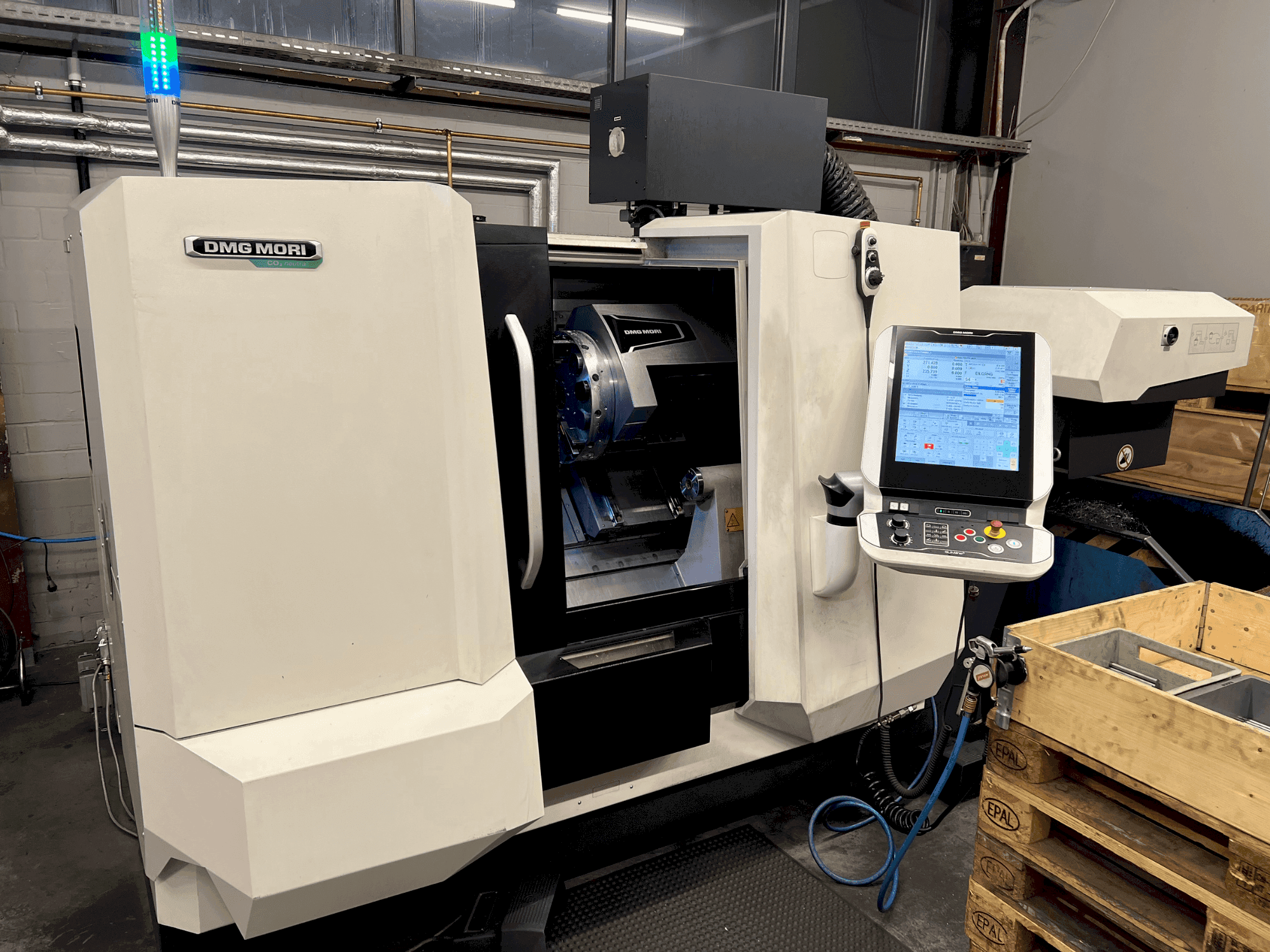 Vooraanzicht van DMG MORI CLX 350 V4 machine