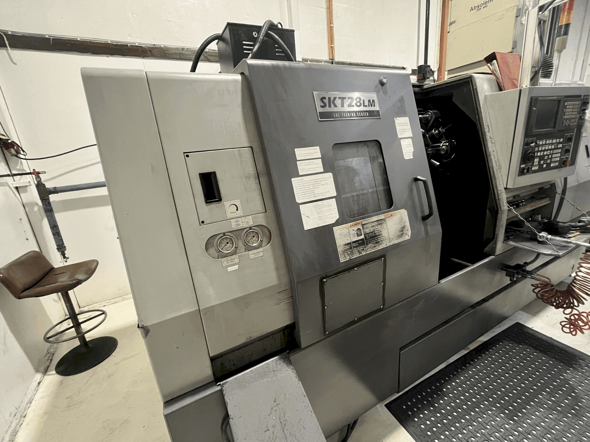 Vooraanzicht  van Hyundai Kia SKT 28 LM  machine