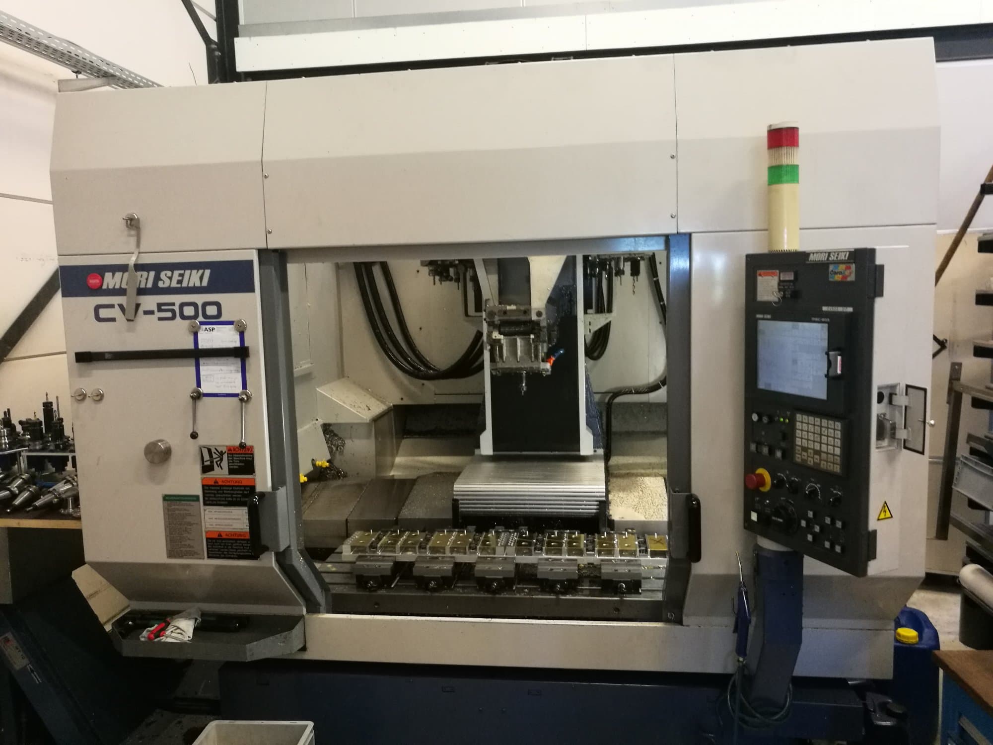 Vooraanzicht van MORI SEIKI CV-500B machine