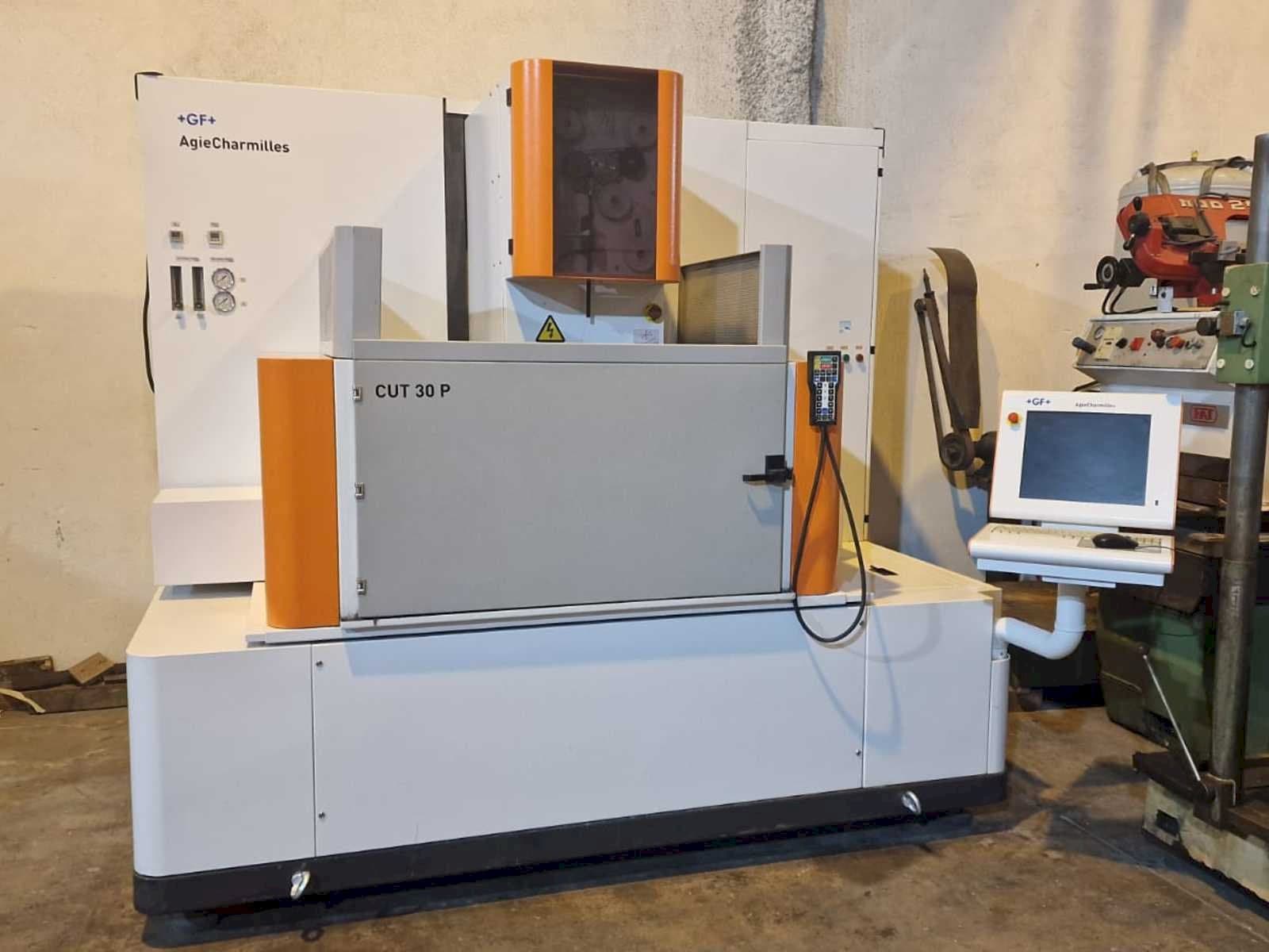 Vooraanzicht van AgieCharmilles CUT 30P machine