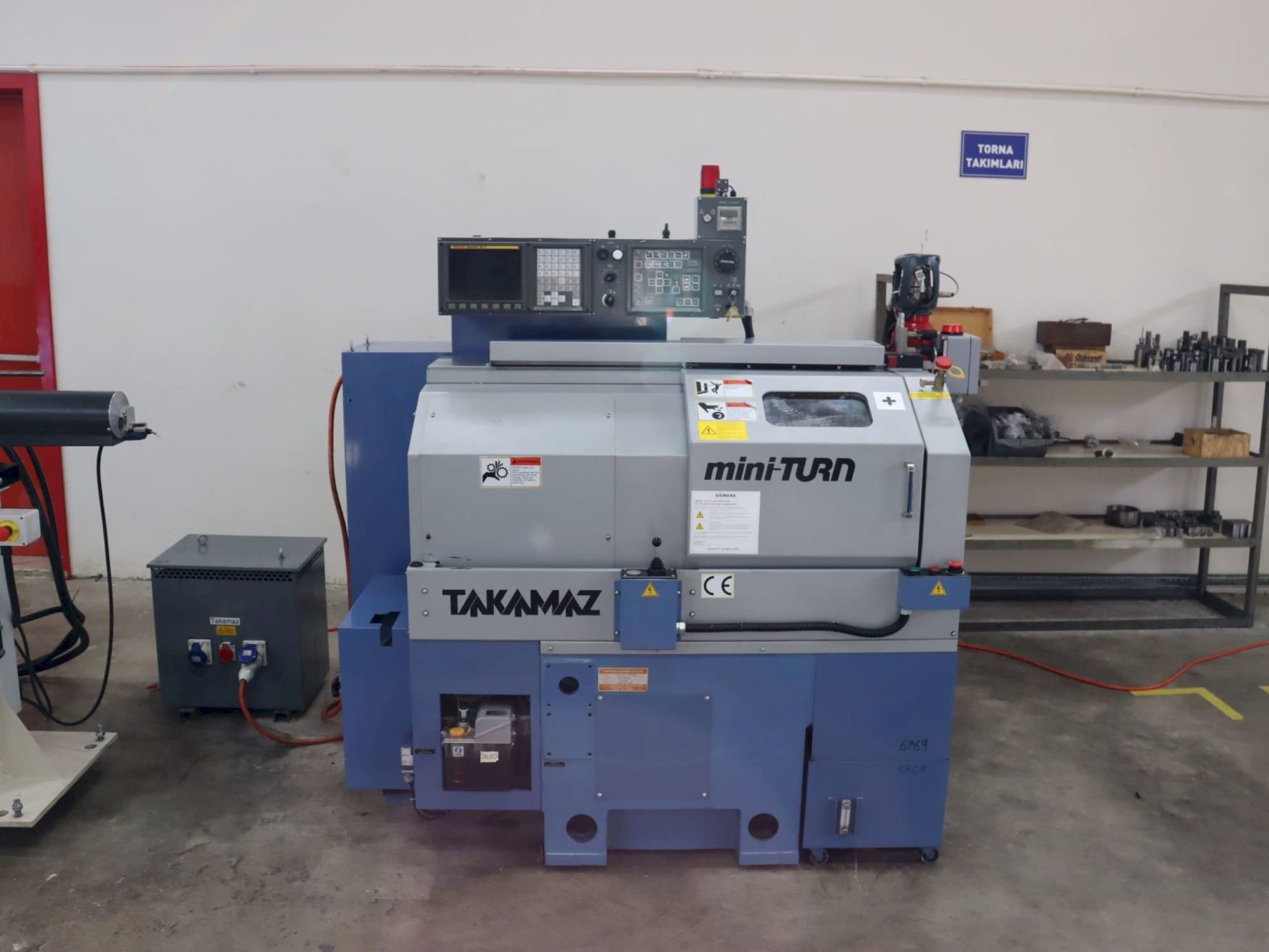 Vooraanzicht van Takamaz mini-TURN machine