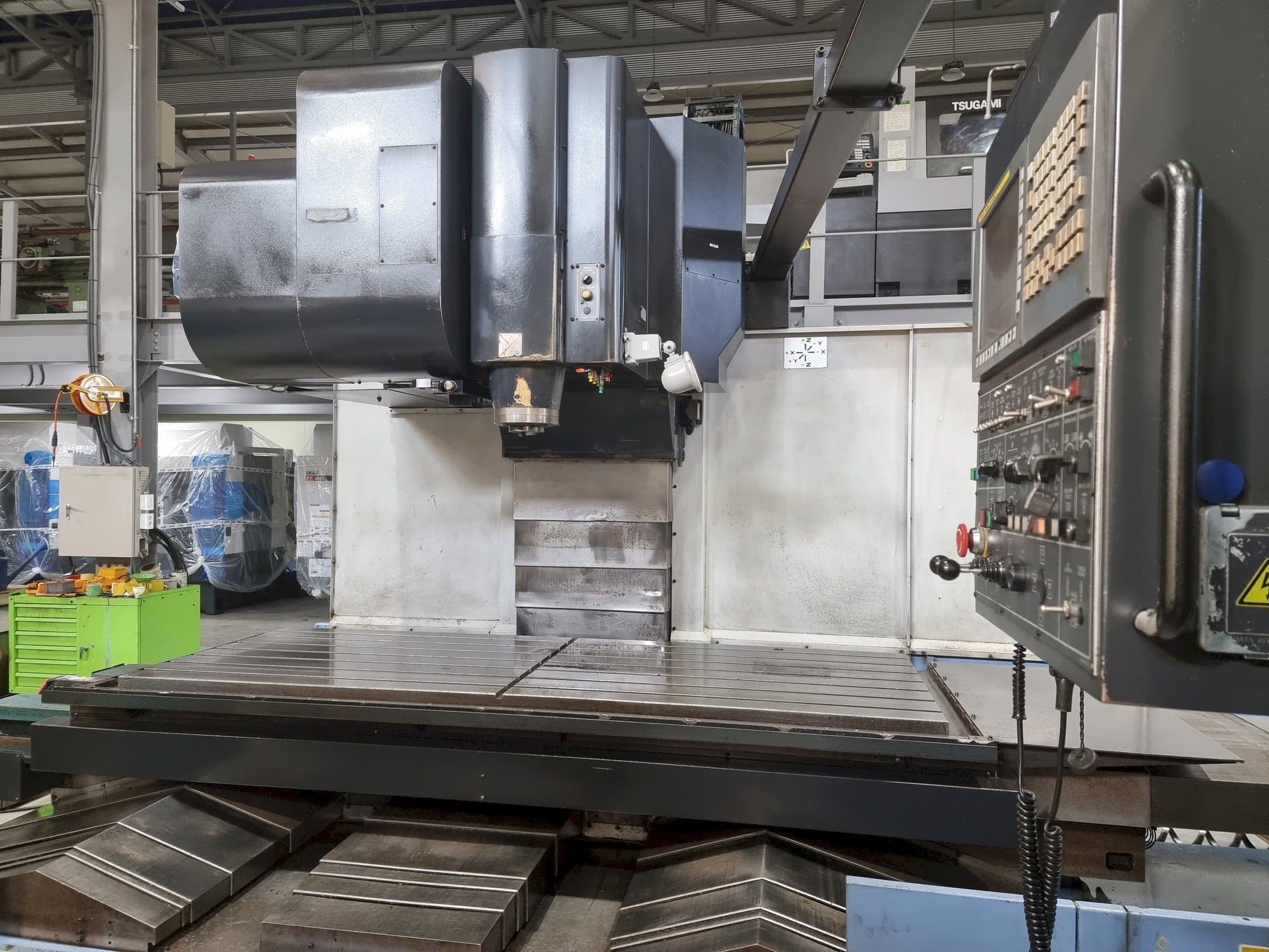 Vooraanzicht van Doosan VM 960L machine