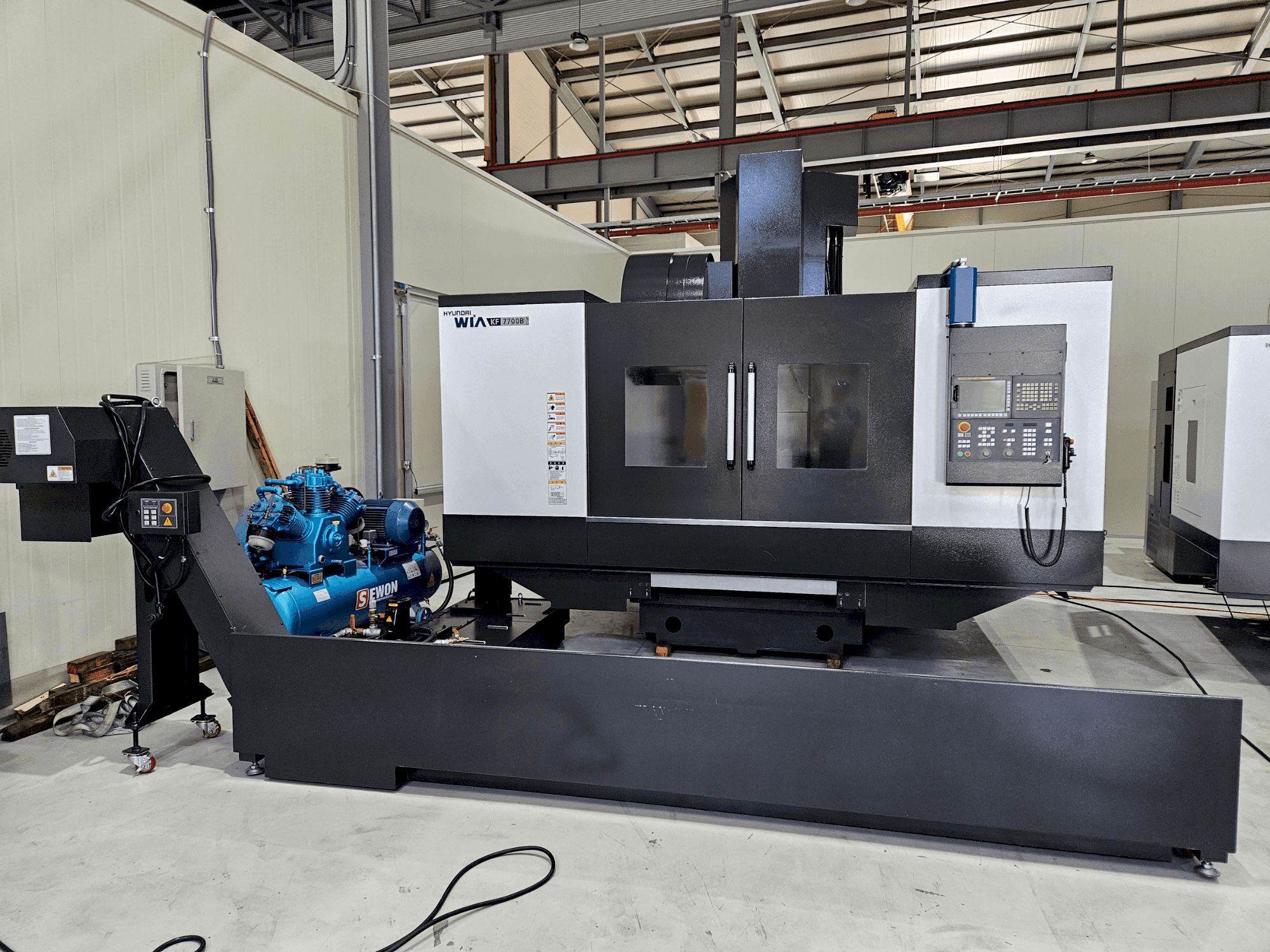 Vooraanzicht van Hyundai Wia WIA KF 7700 B machine