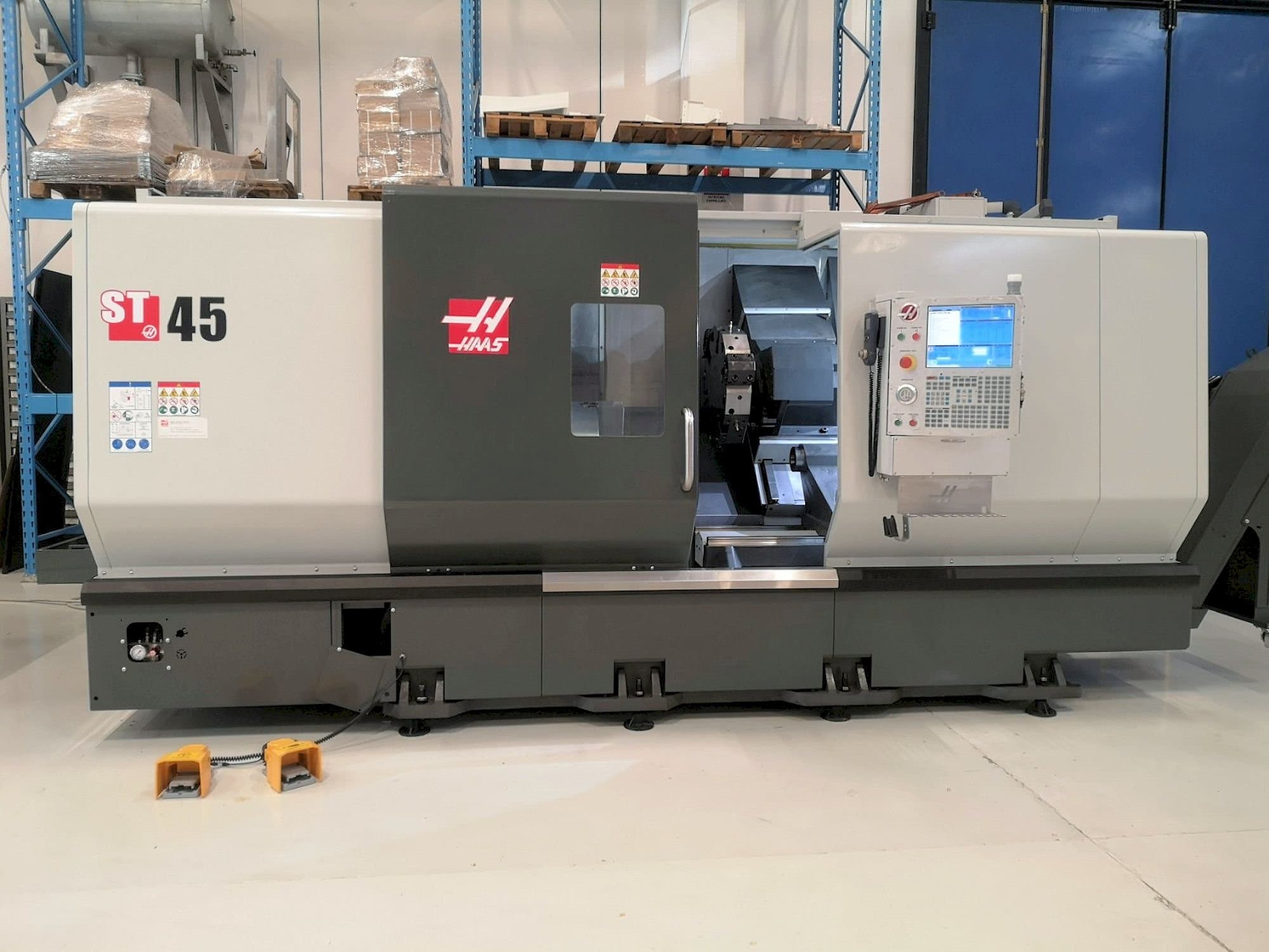 Vooraanzicht van HAAS ST-45 machine