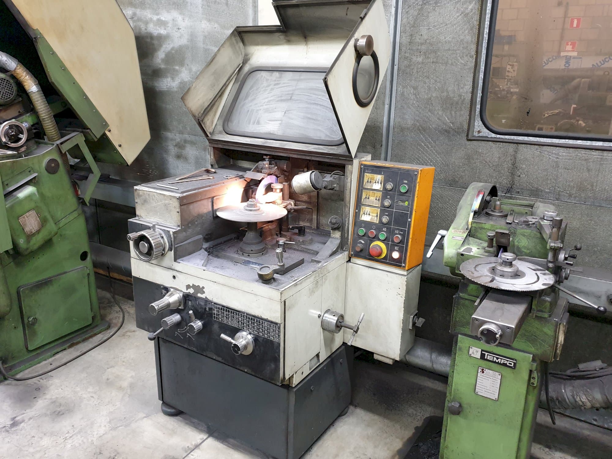 Recht aanzicht van Loroch K400 machine