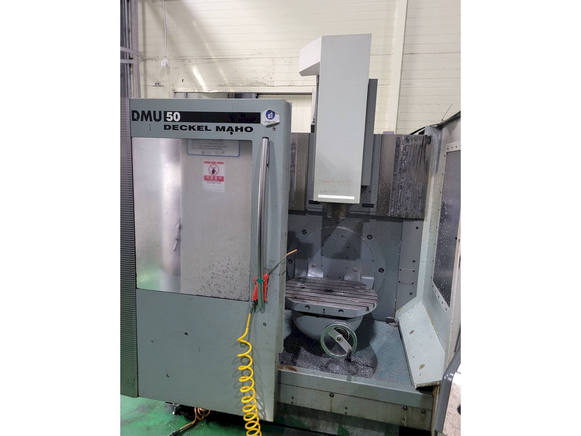 Vooraanzicht van DECKEL MAHO DMU 50 machine