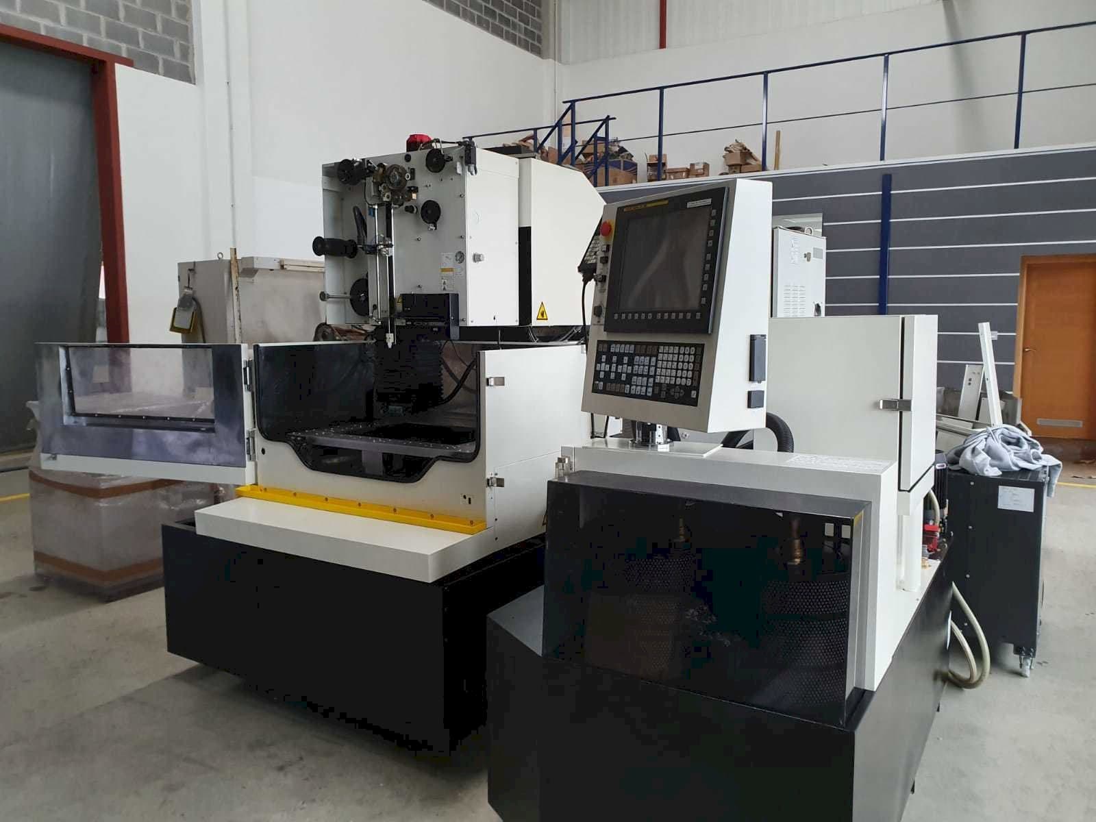 Vooraanzicht  van FANUC Robocut α-1iE  machine