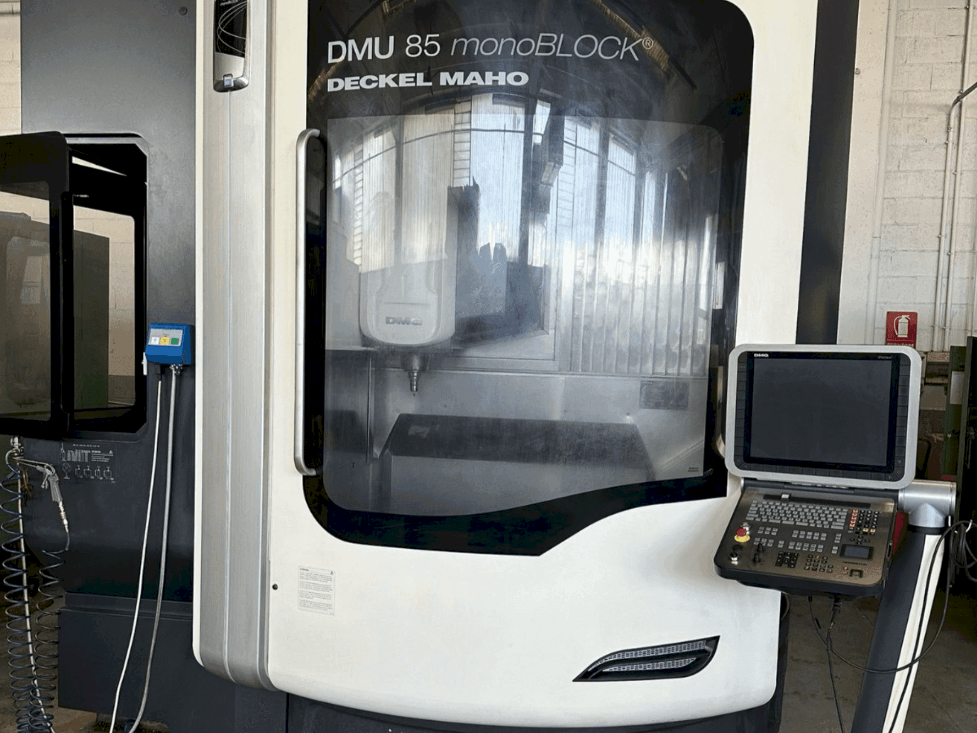 Vooraanzicht  van DMG DECKEL MAHO DMU 85 Monoblock  machine