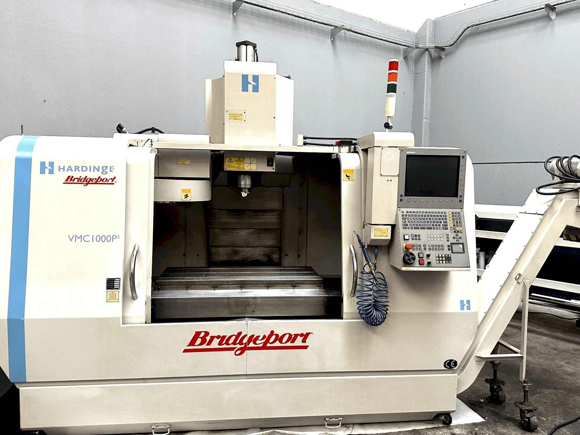 Vooraanzicht van Bridgeport VMC 1000 P3 (2005) machine