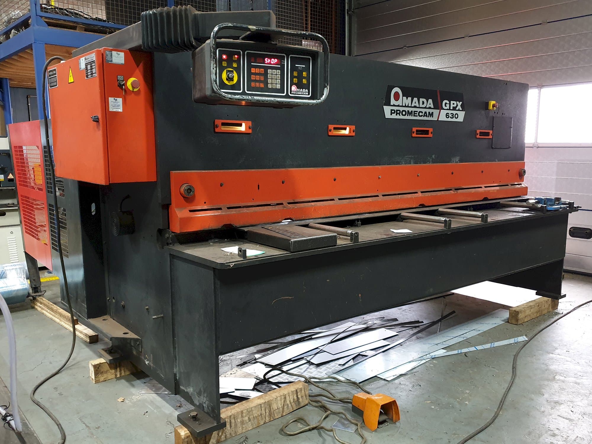 Links zicht van AMADA PROMECAM GPX 630 machine