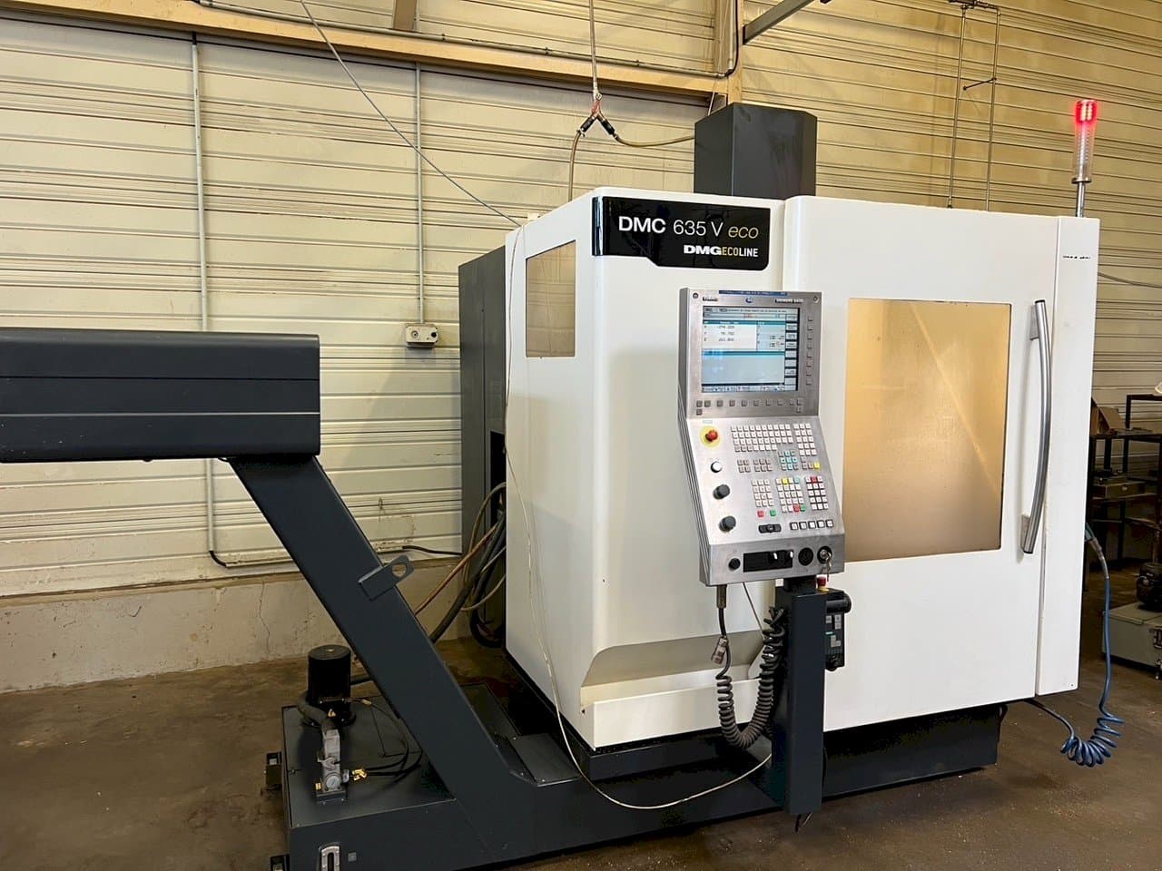 Vooraanzicht van DMG DMC 635V ECOLINE machine
