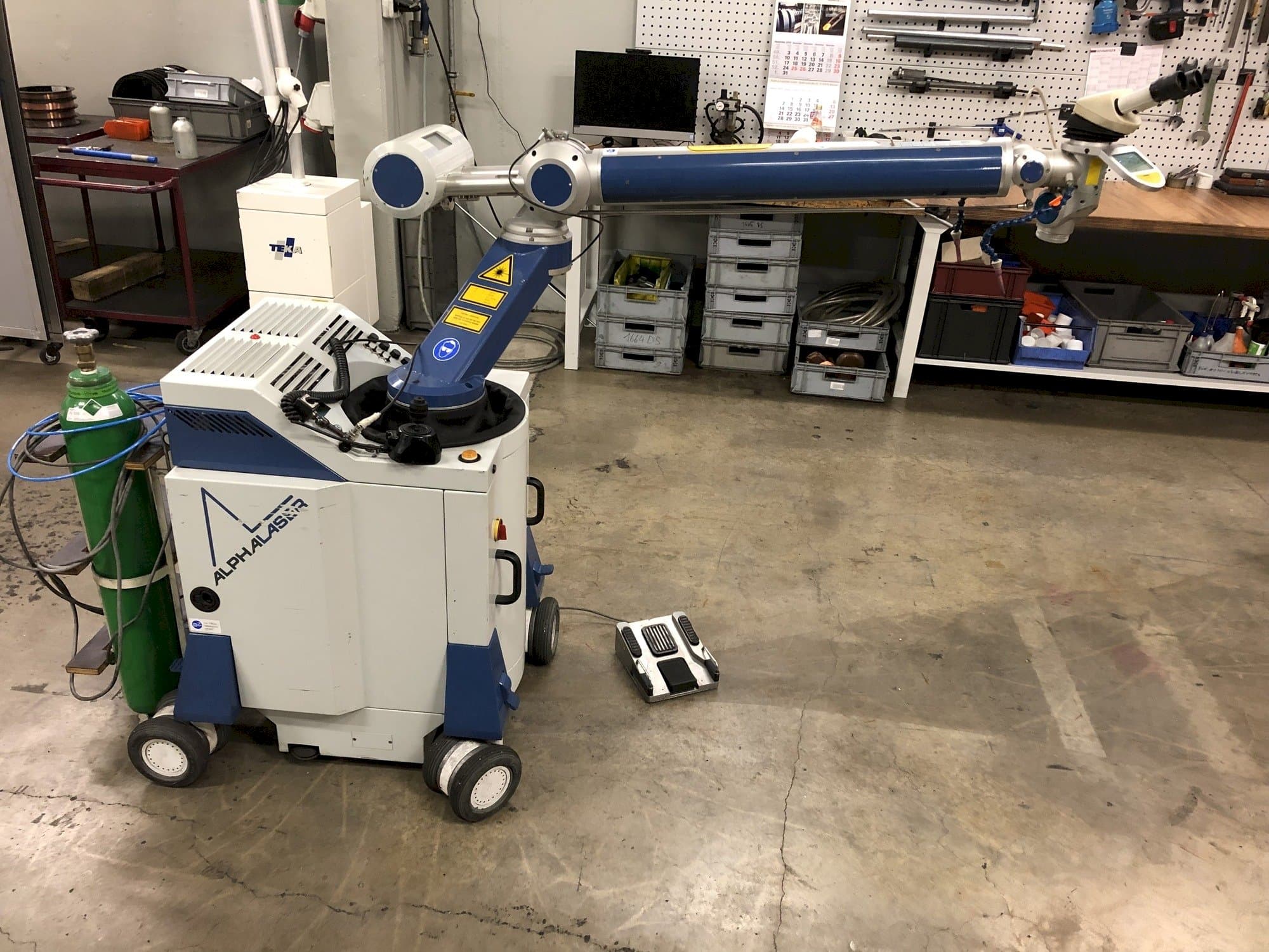 Links zicht  van ALPHA LASER ALM 200  machine