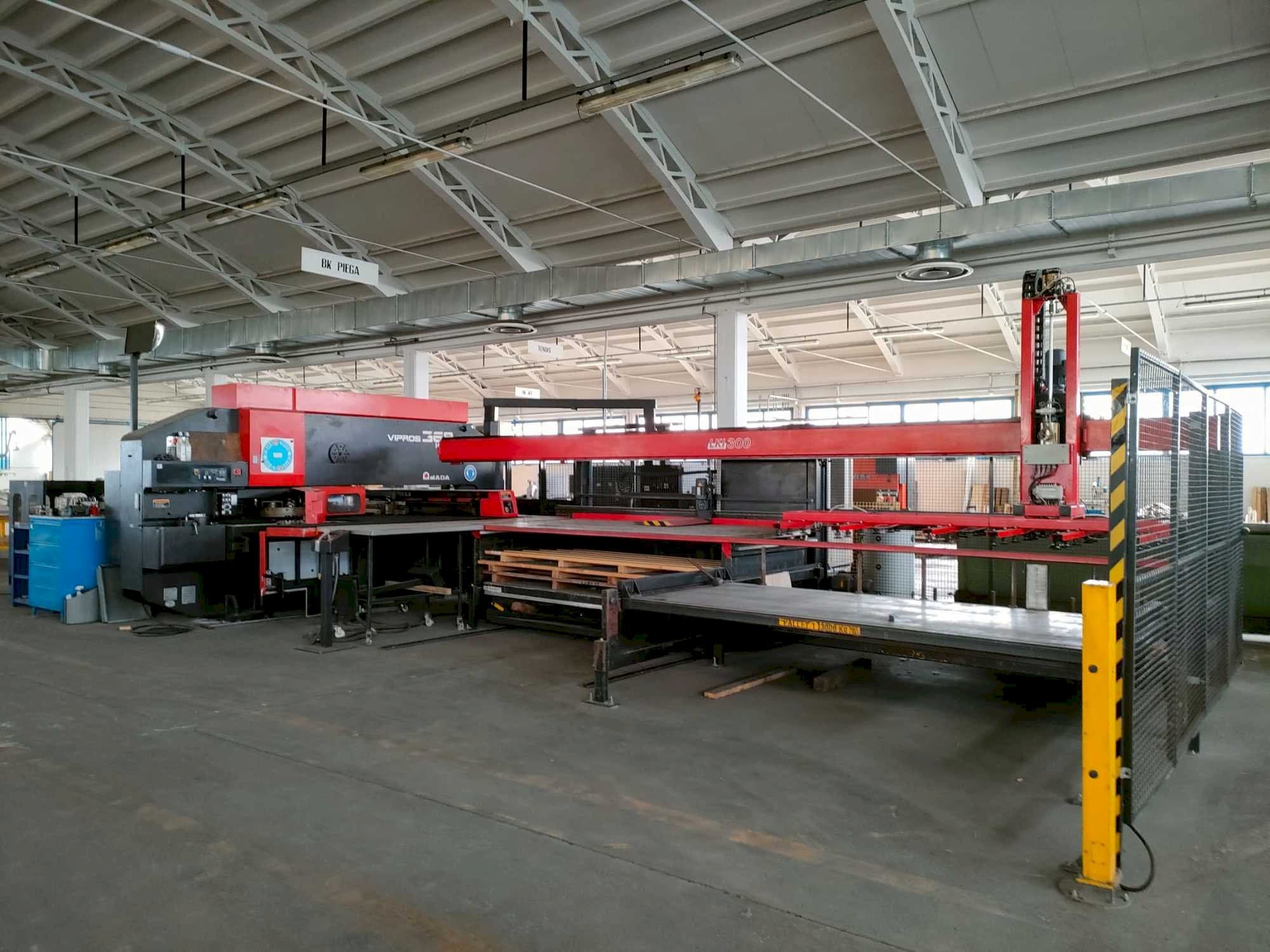 Vooraanzicht van AMADA VIPROS 368 KING machine