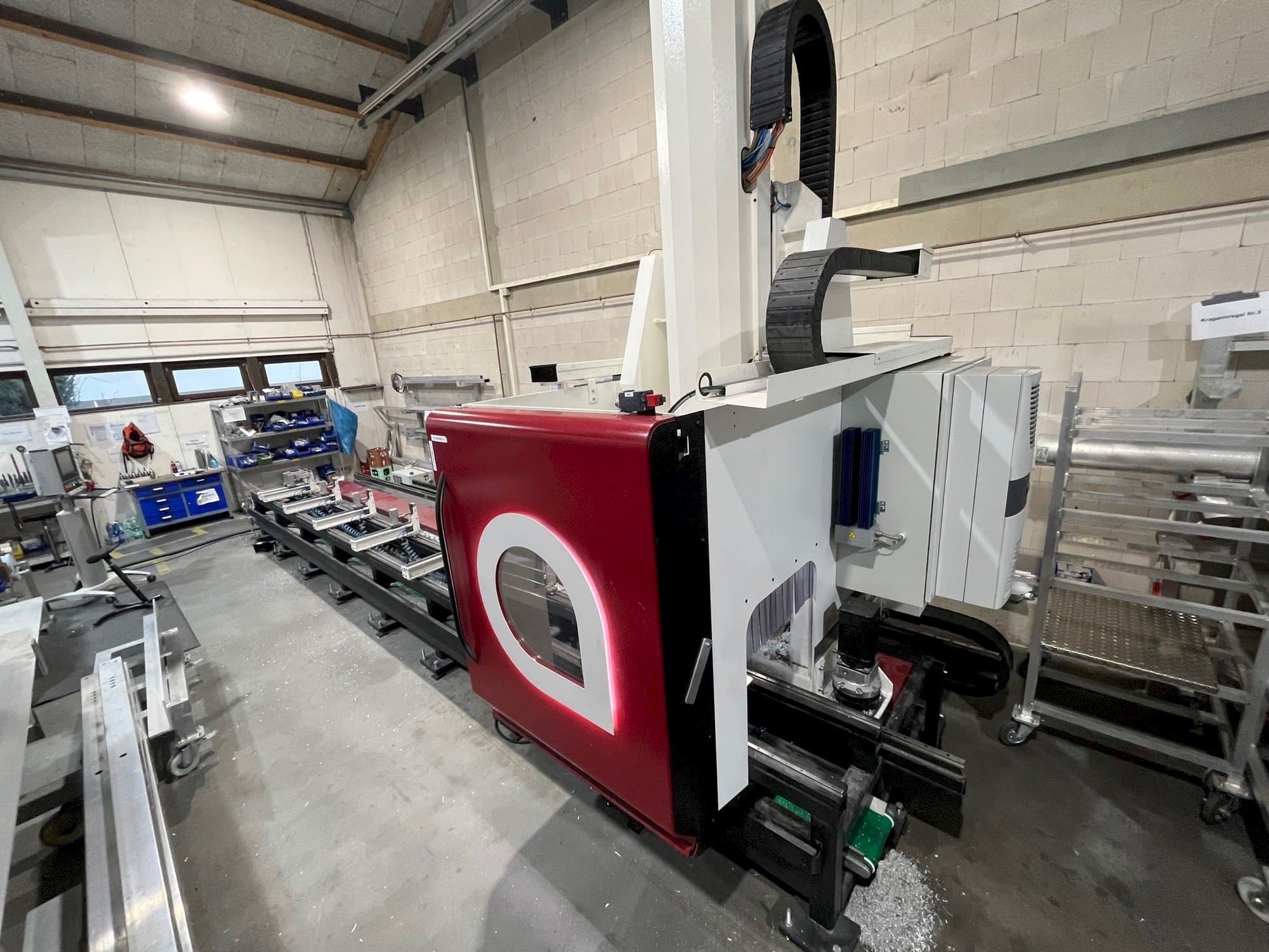 Vooraanzicht van Austen AX 607 machine