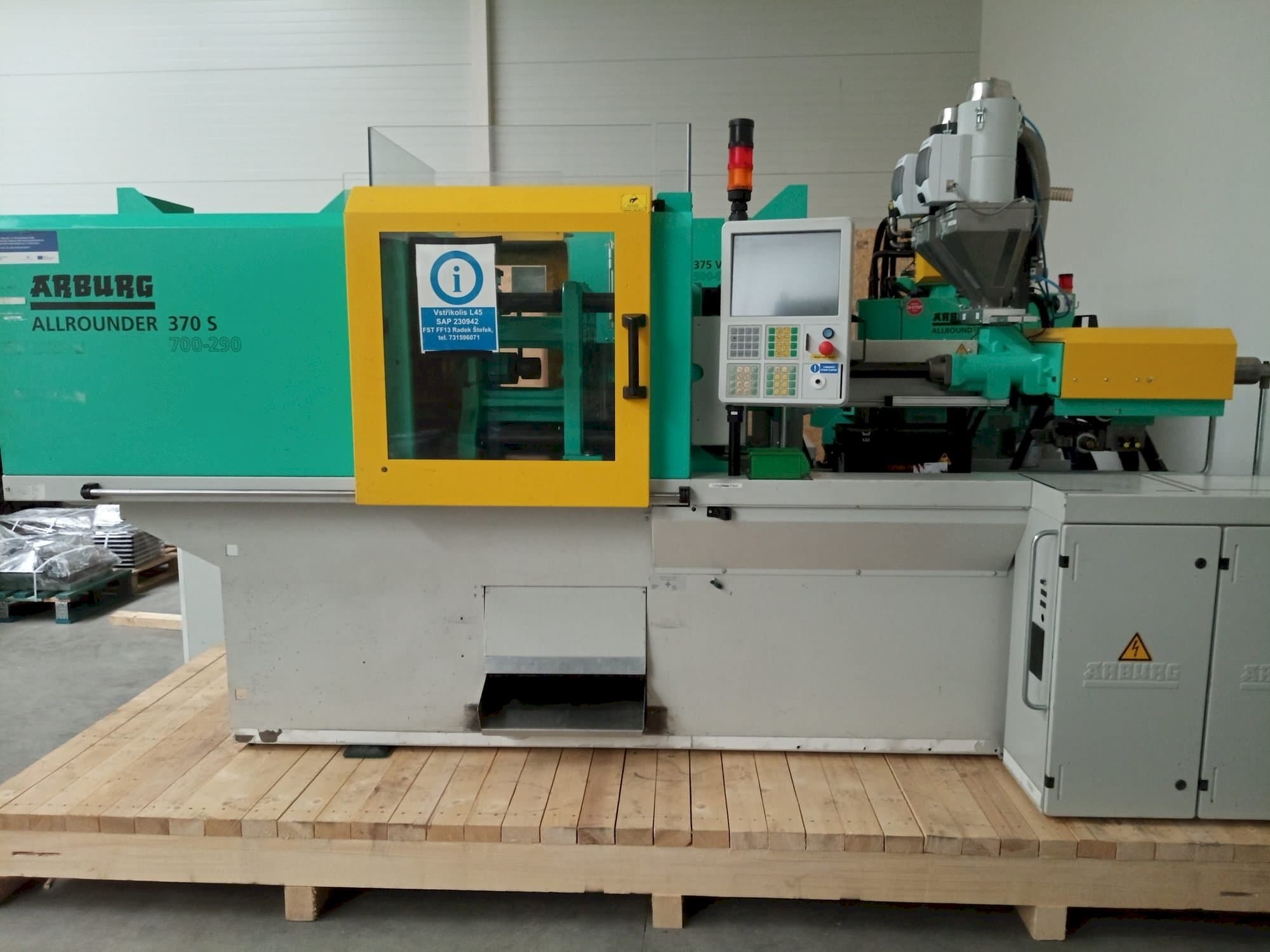 Vooraanzicht van Arburg Allrounder 370S 700–290 machine
