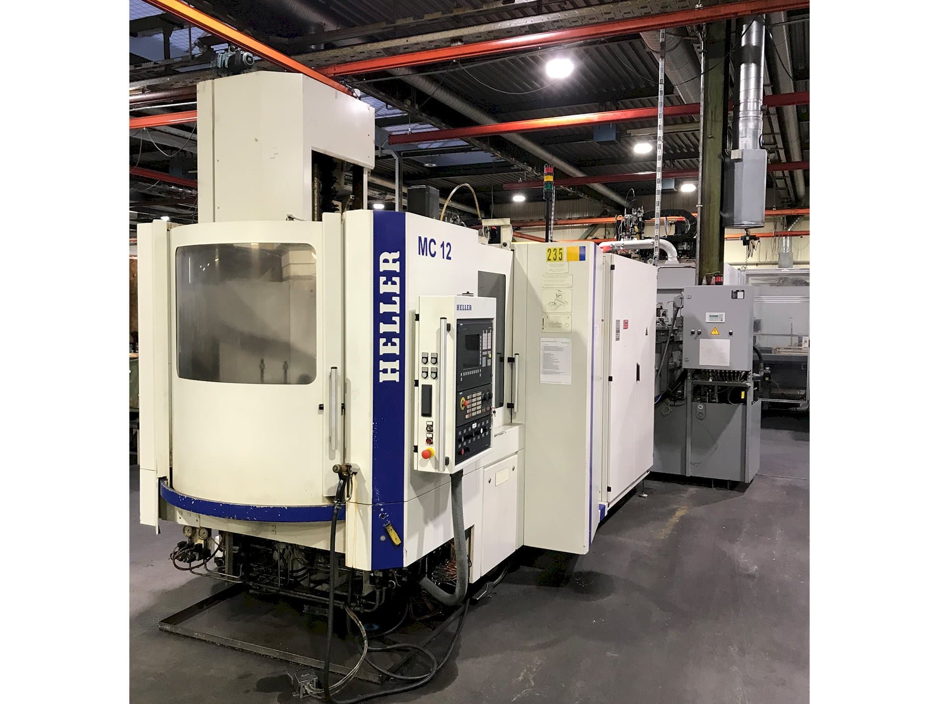 Vooraanzicht van HELLER MC 12 machine